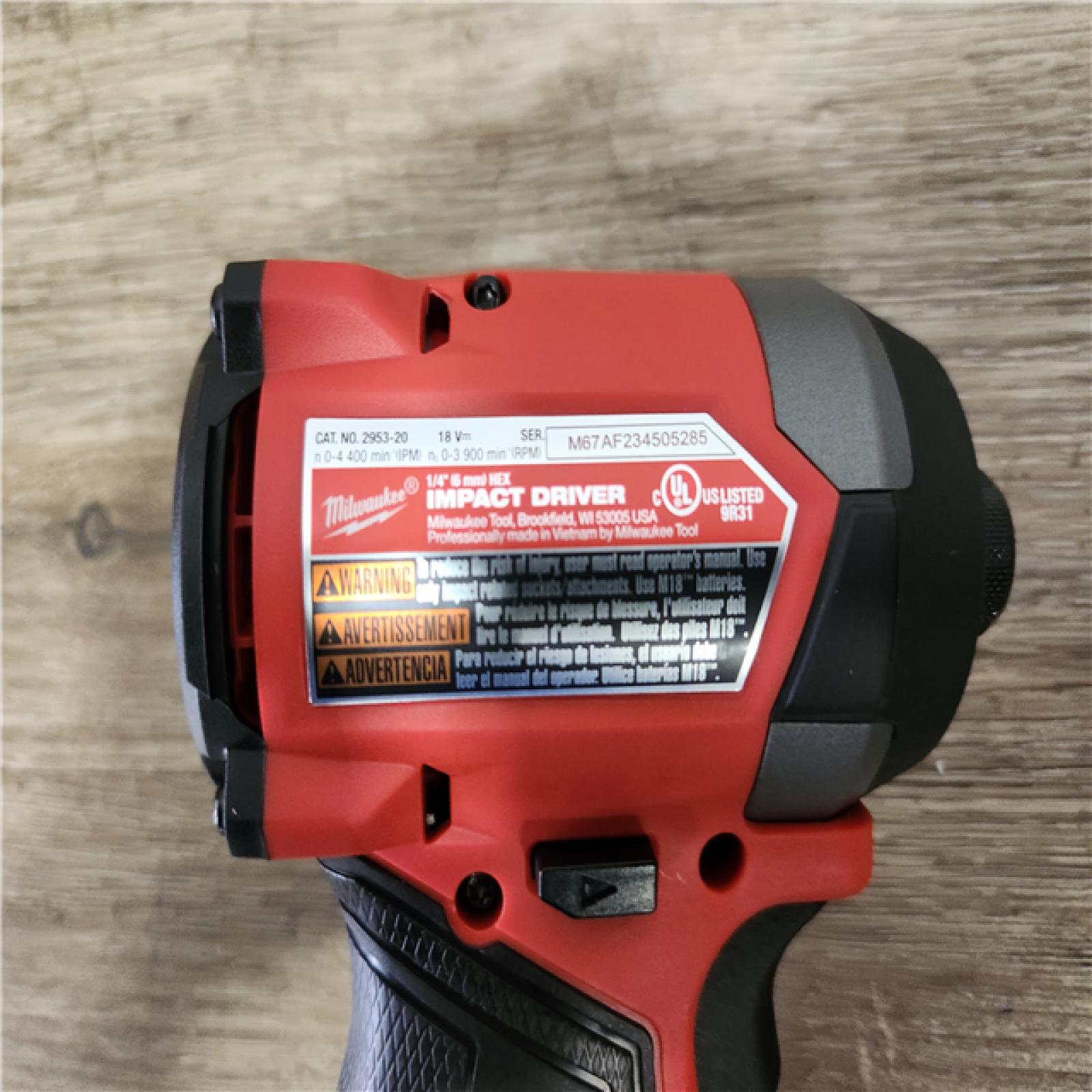 Phoenix Location Milwaukee M18 FUEL 18V Lithium-Ion Brushless Cordless Hammer Drill and Impact Driver Combo Kit (2-Tool) with 2 Batteries 3697-22