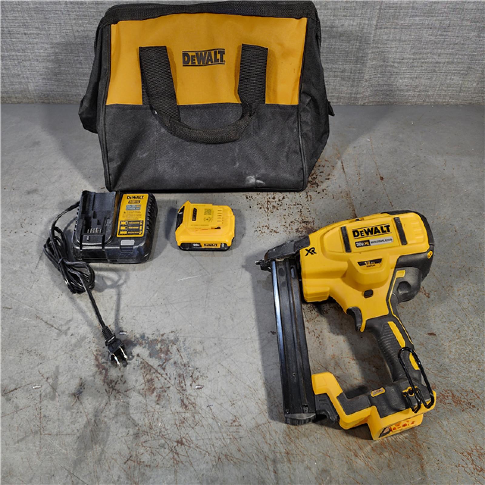 HOUSTON LOCATION - AS-IS DEWALT DCN681D1 20V 18Ga Stapler Kit