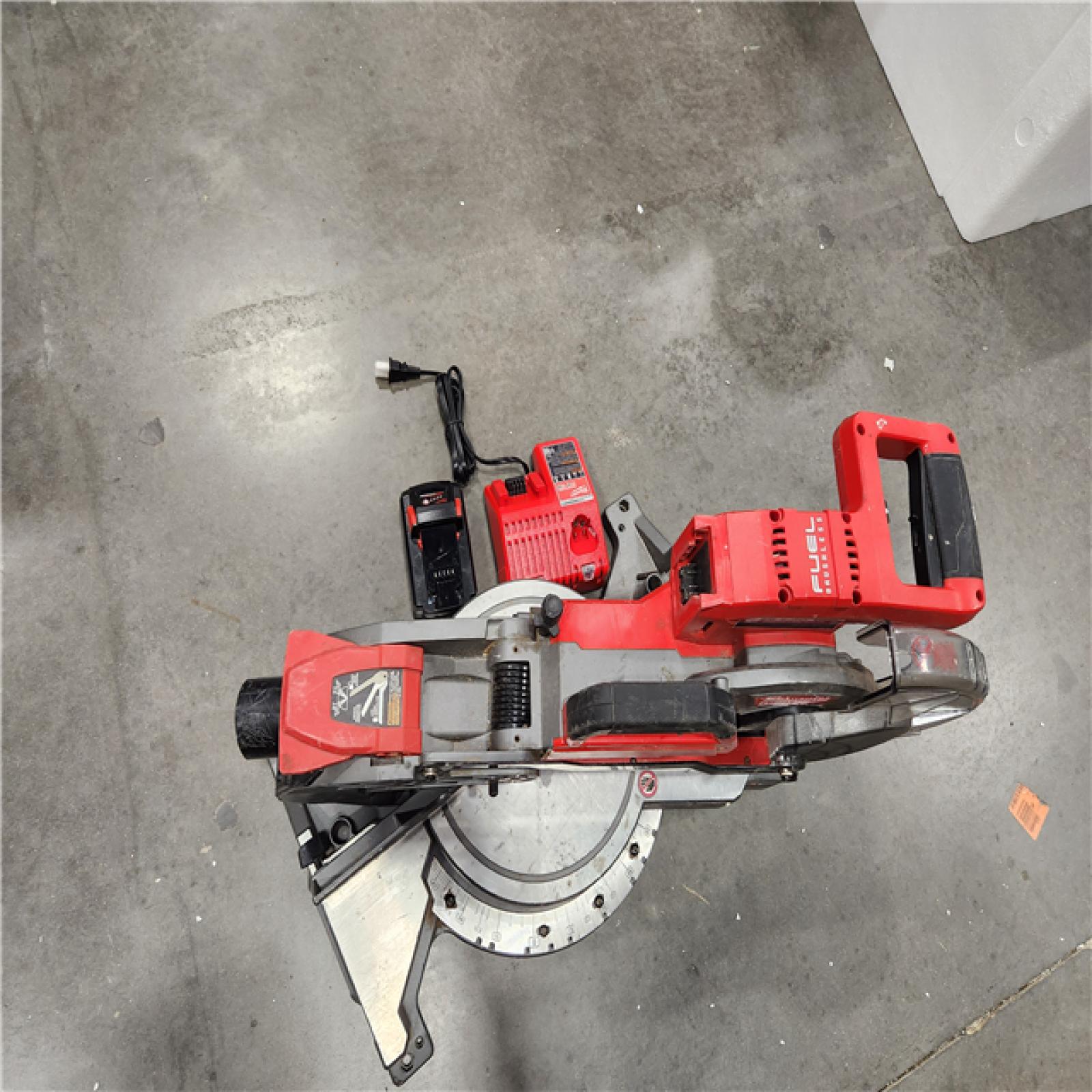 AS-IS   Milwaukee M18 FUEL Cordless Brushless Dual-Bevel Sliding Compound 10 in. Miter Saw Kit