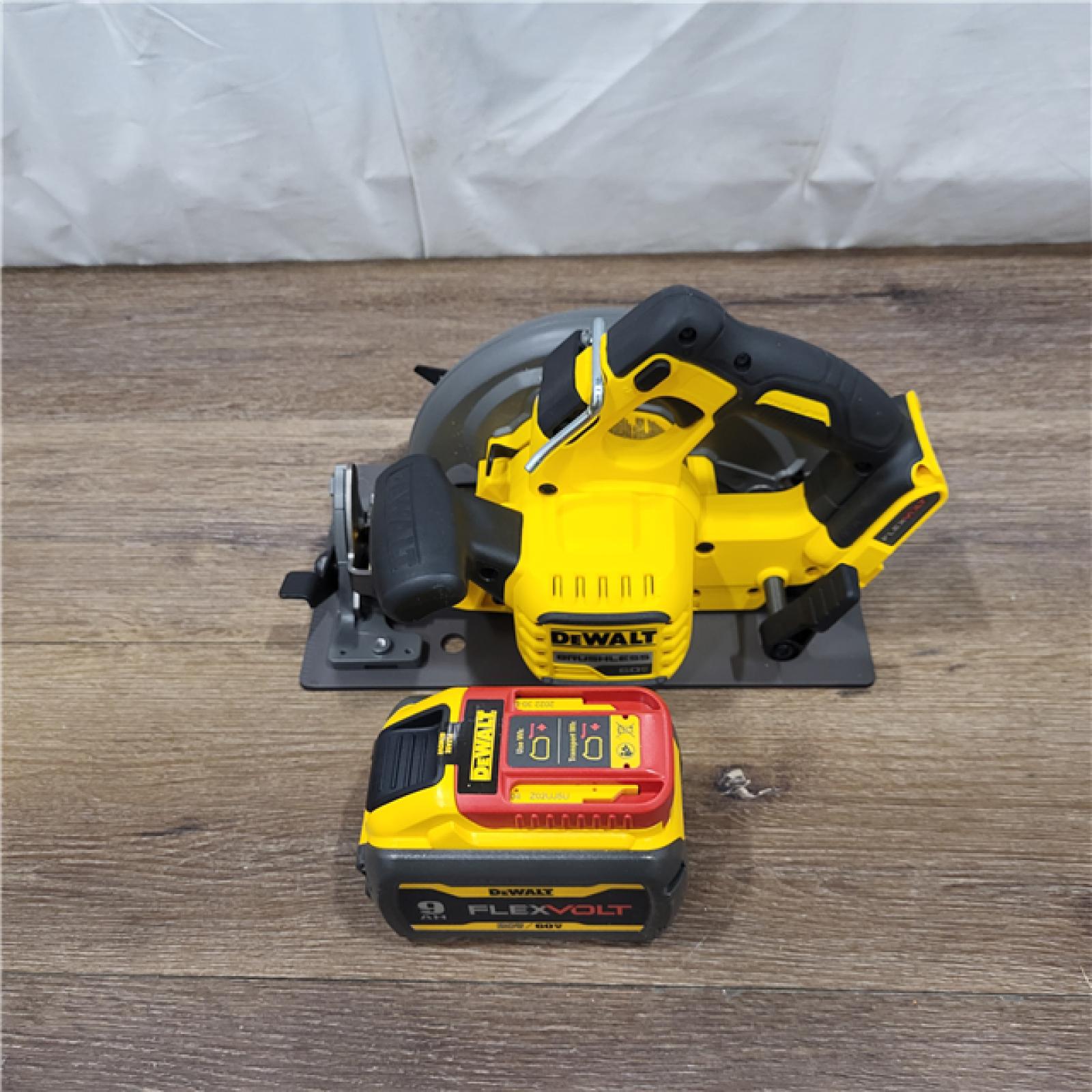 NEW! DEWALT FLEXVOLT 60V MAX Brushless 7-1/4 Cordless Circular Saw with Brake Kit