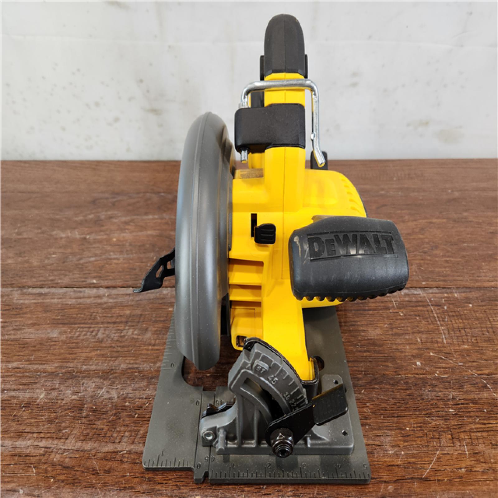 AS-IS DeWalt FLEXVOLT 60V MAX Cordless Brushless 7-1/4 in. Circular Saw with Brake (Tool Only)