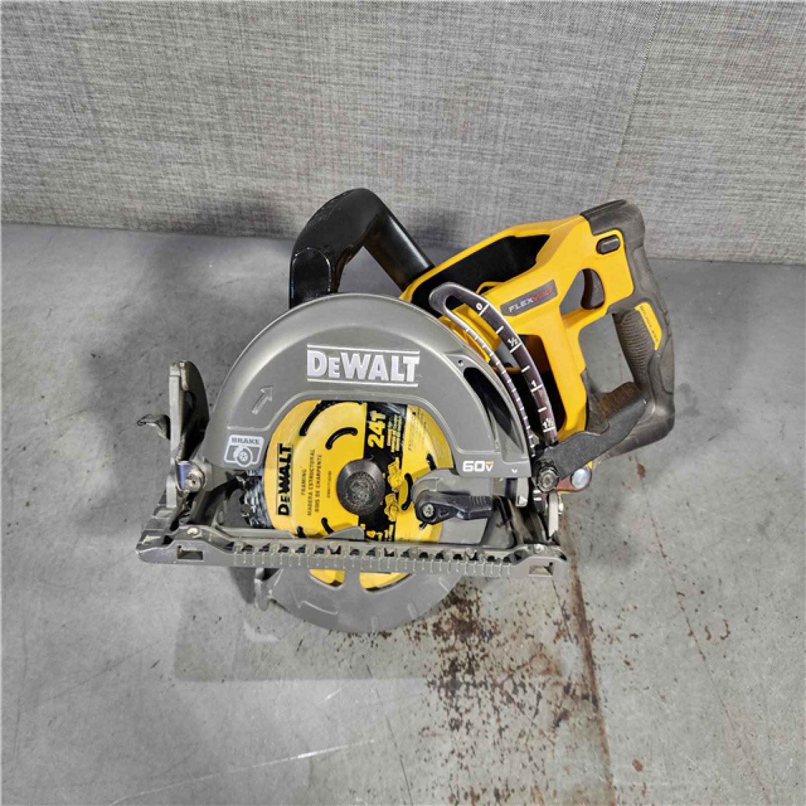 HOUSTON LOCATION - AS-IS DEWALT FLEXVOLT 60V MAX Cordless Brushless 7-1/4 in. Wormdrive Style Circular Saw (Tool Only)