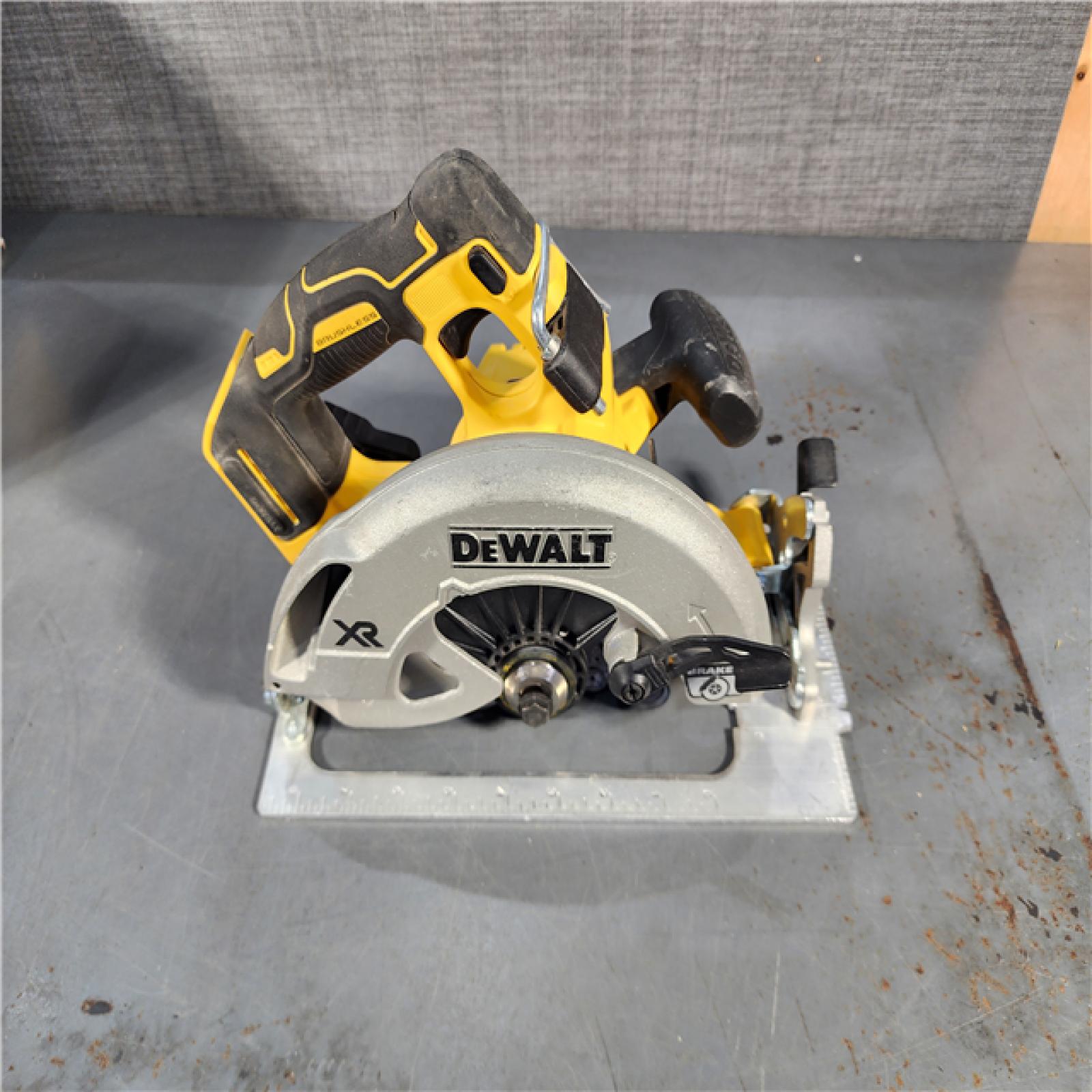 HOUSTON LOCATION - AS-IS DEWALT 20-Volt MAX 7-1/4 in. Cordless Circular Saw (Tool Only)