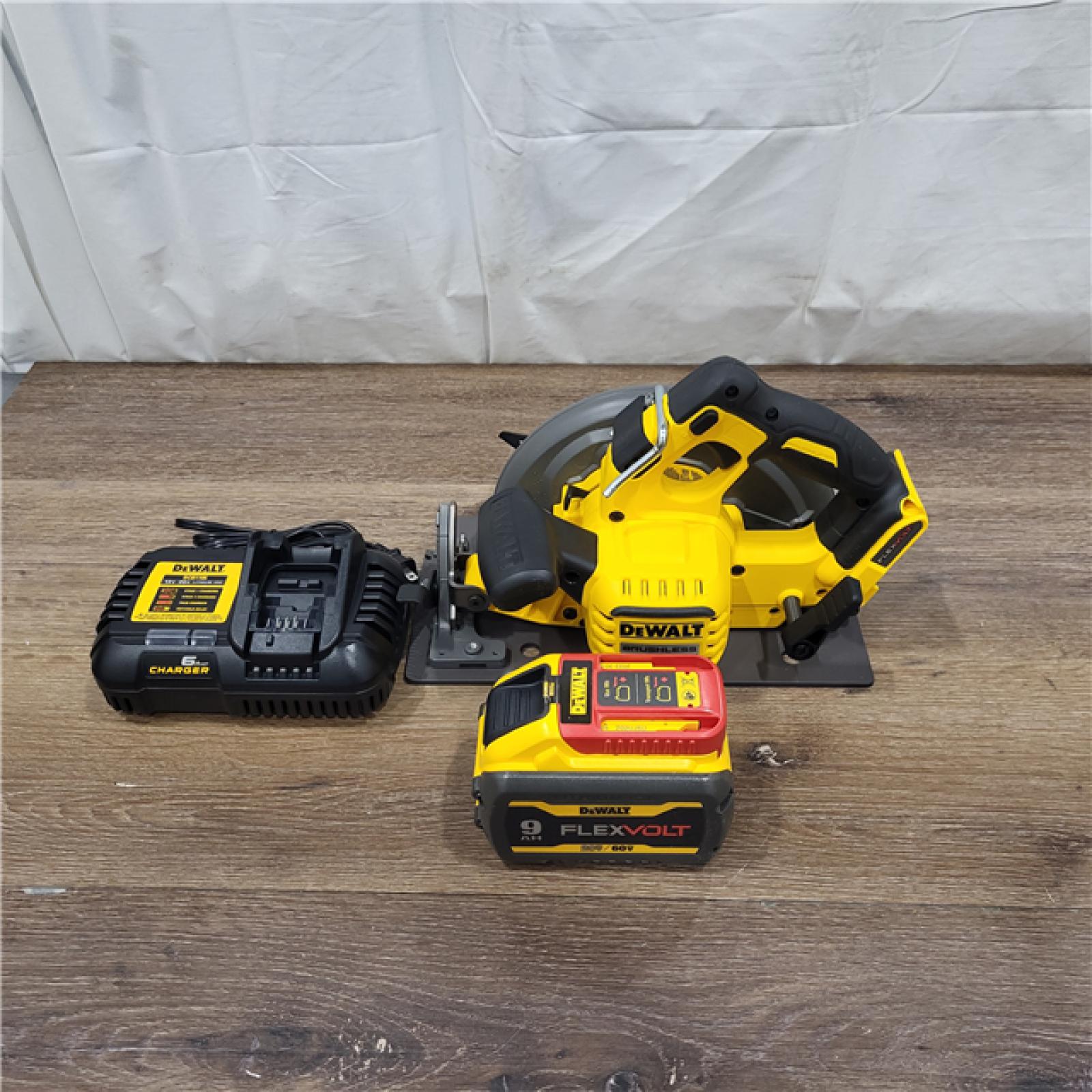 NEW! DEWALT FLEXVOLT 60V MAX Brushless 7-1/4 Cordless Circular Saw with Brake Kit