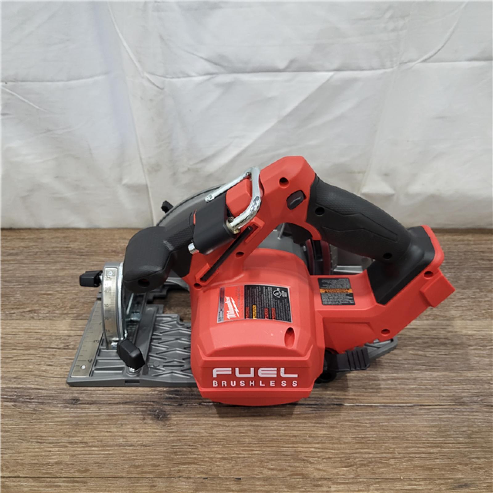 NEW Milwaukee 2830-20 Rear Handle Circular Saw M18 FUEL 7-1/4  Cordless Brushless Tool Only