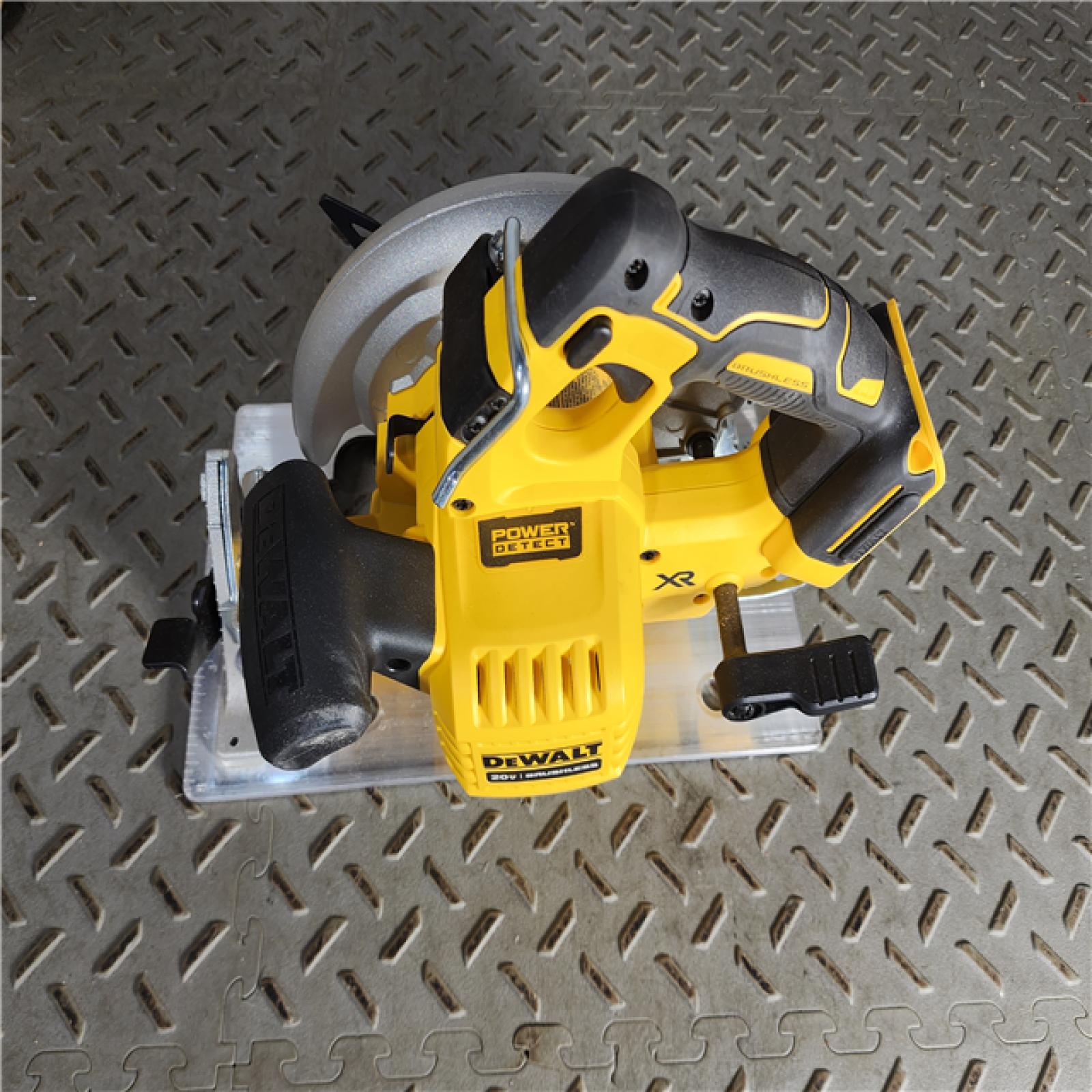 HOUSTON LOCATION - AS-IS DEWALT  20V MAX XR Cordless Brushless Circular Saw (Tool Only)