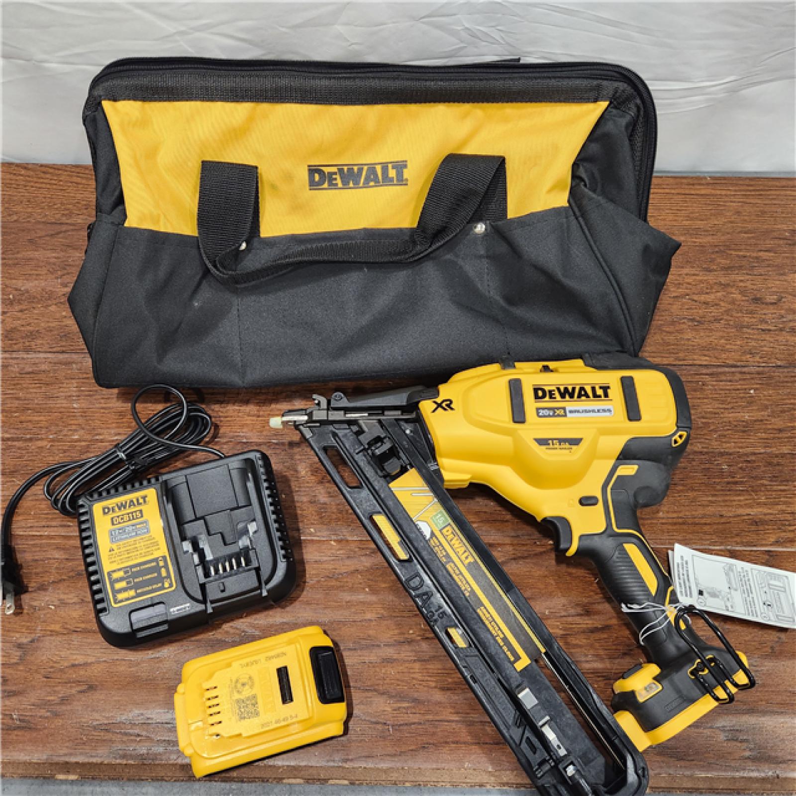 NEW DEWALT 20V MAX XR 15 Ga. Cordless 34 Deg Nailer 20 V