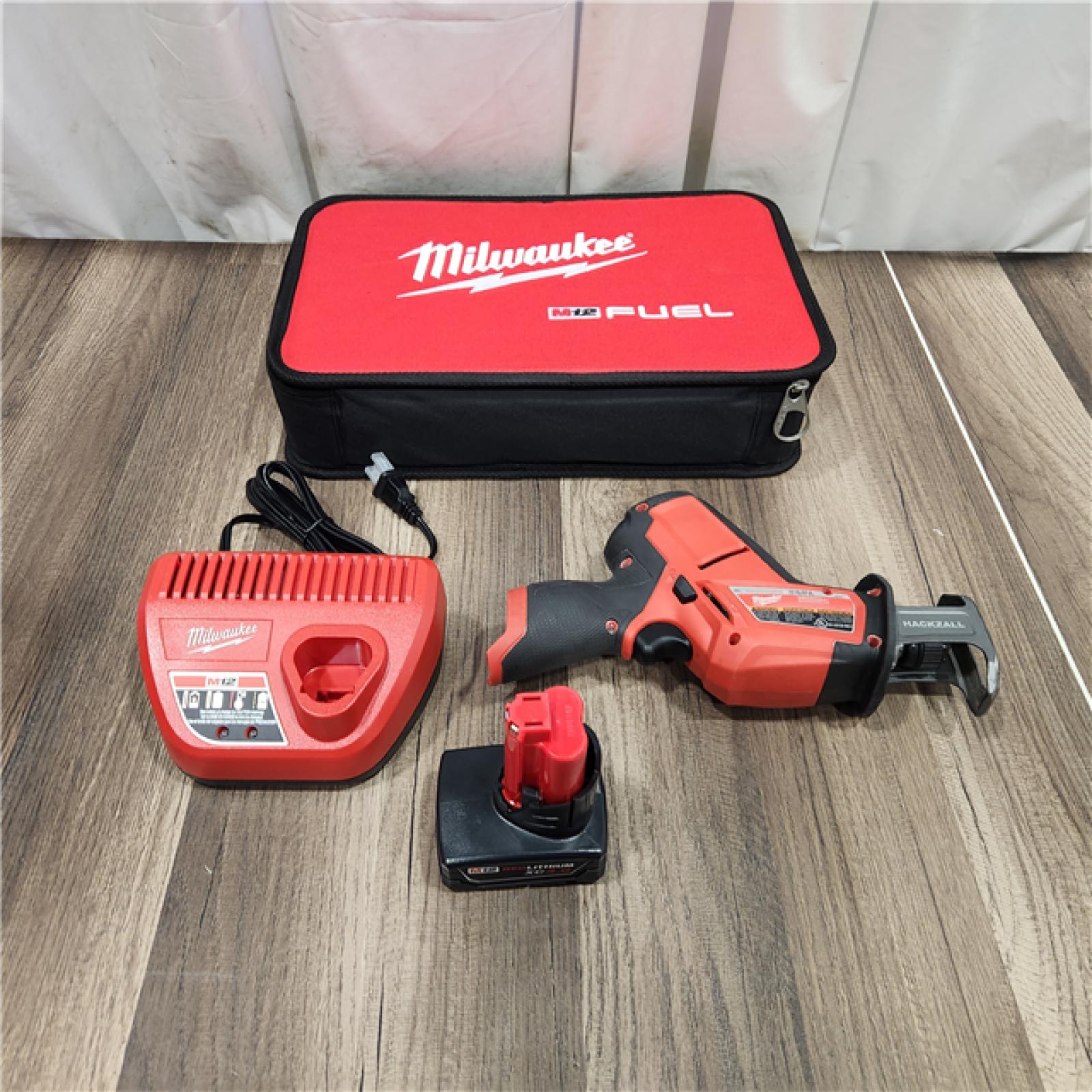 AS IS MILWAUKEE M12 Fuel Kit De Sierra Sable Reciproca Hackzall Con 1 BaterÃ­a Milwaukee