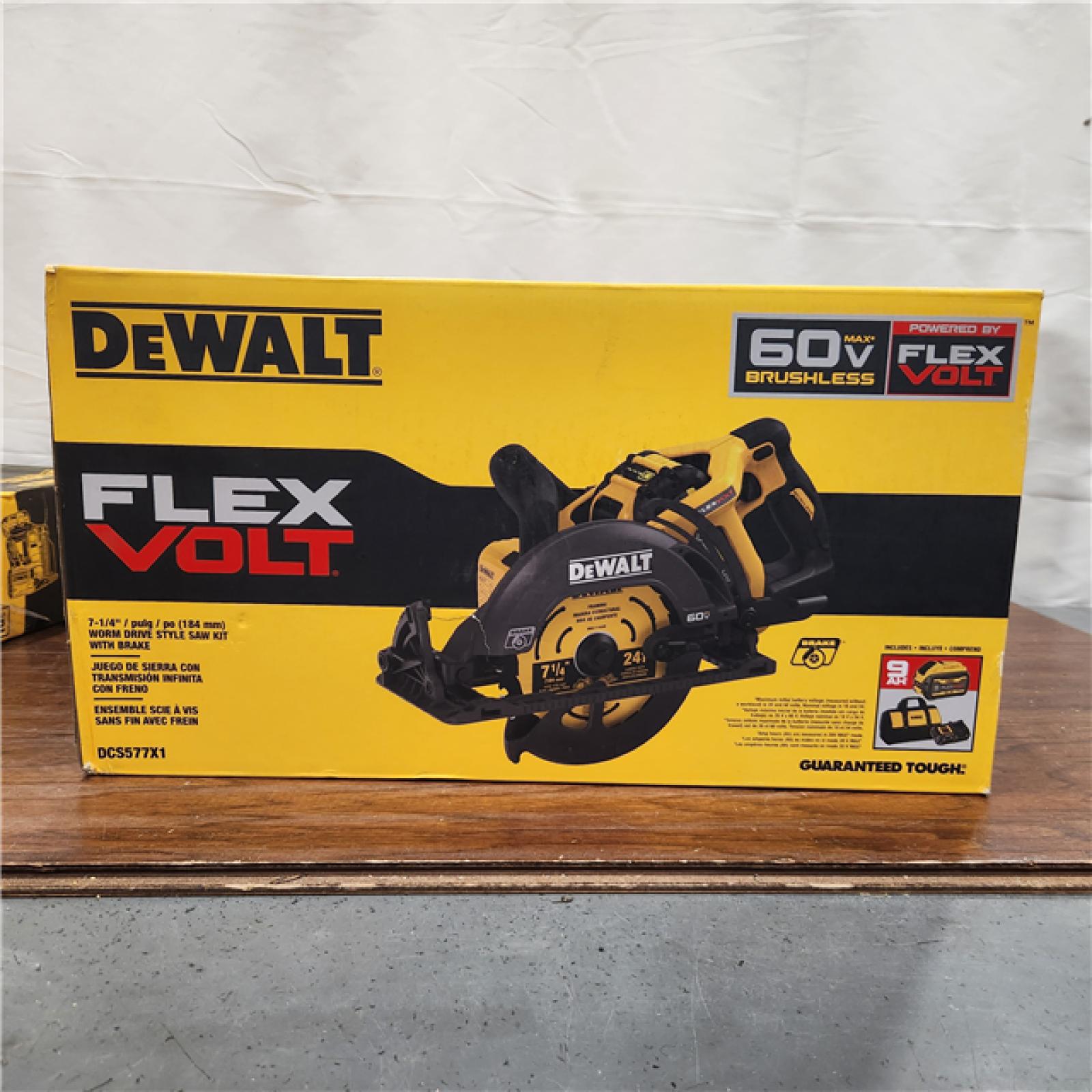 NEW DEWALT DCS577X1 60V FLEXVOLT MAX Lithium-Ion 7-1/4 Brushless Cordless Wormdrive Style Circular Saw Kit 9.0 Ah