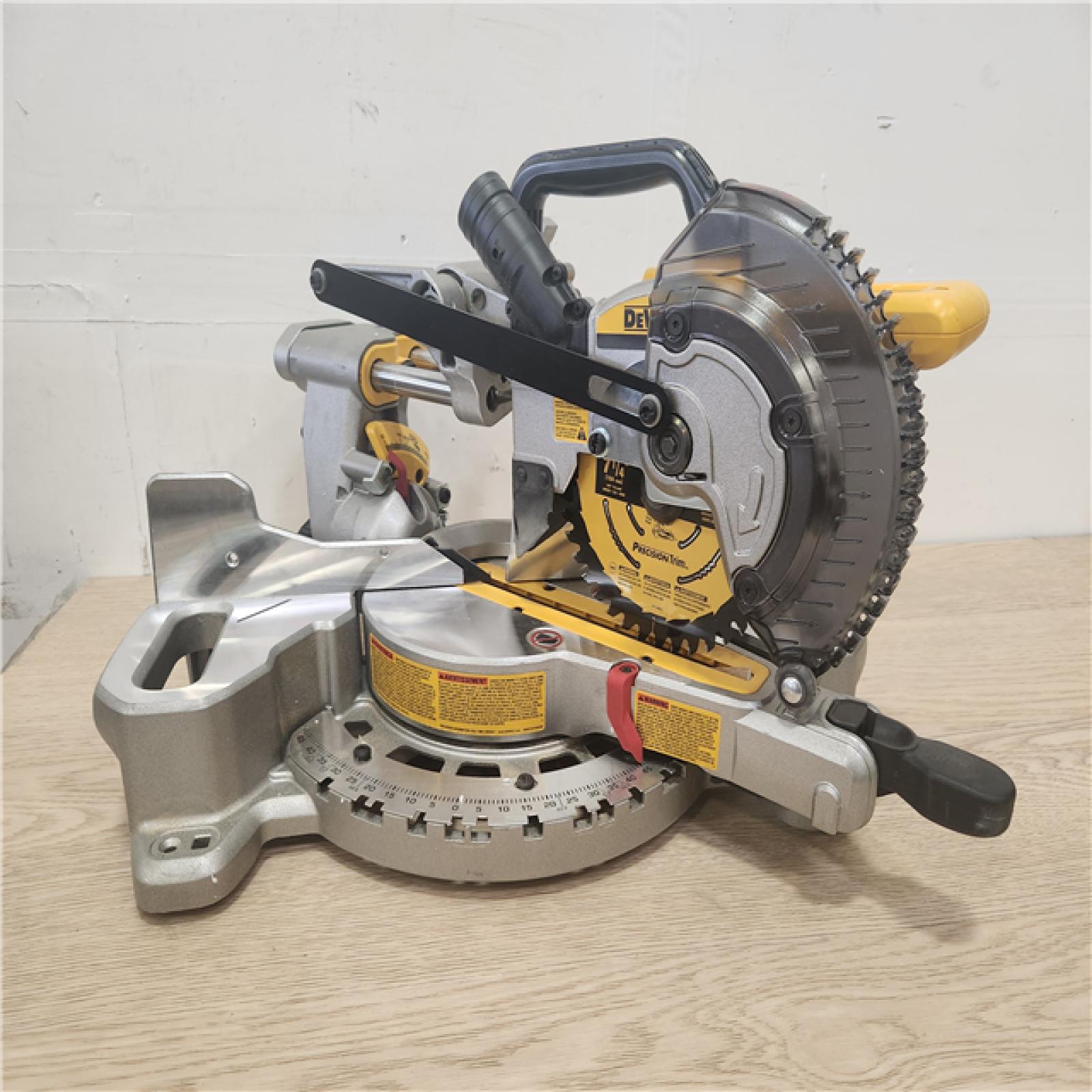 Phoenix Location DEWALT 20V MAX Cordless 7-1/4 in. Sliding Miter Saw (Tool Only)