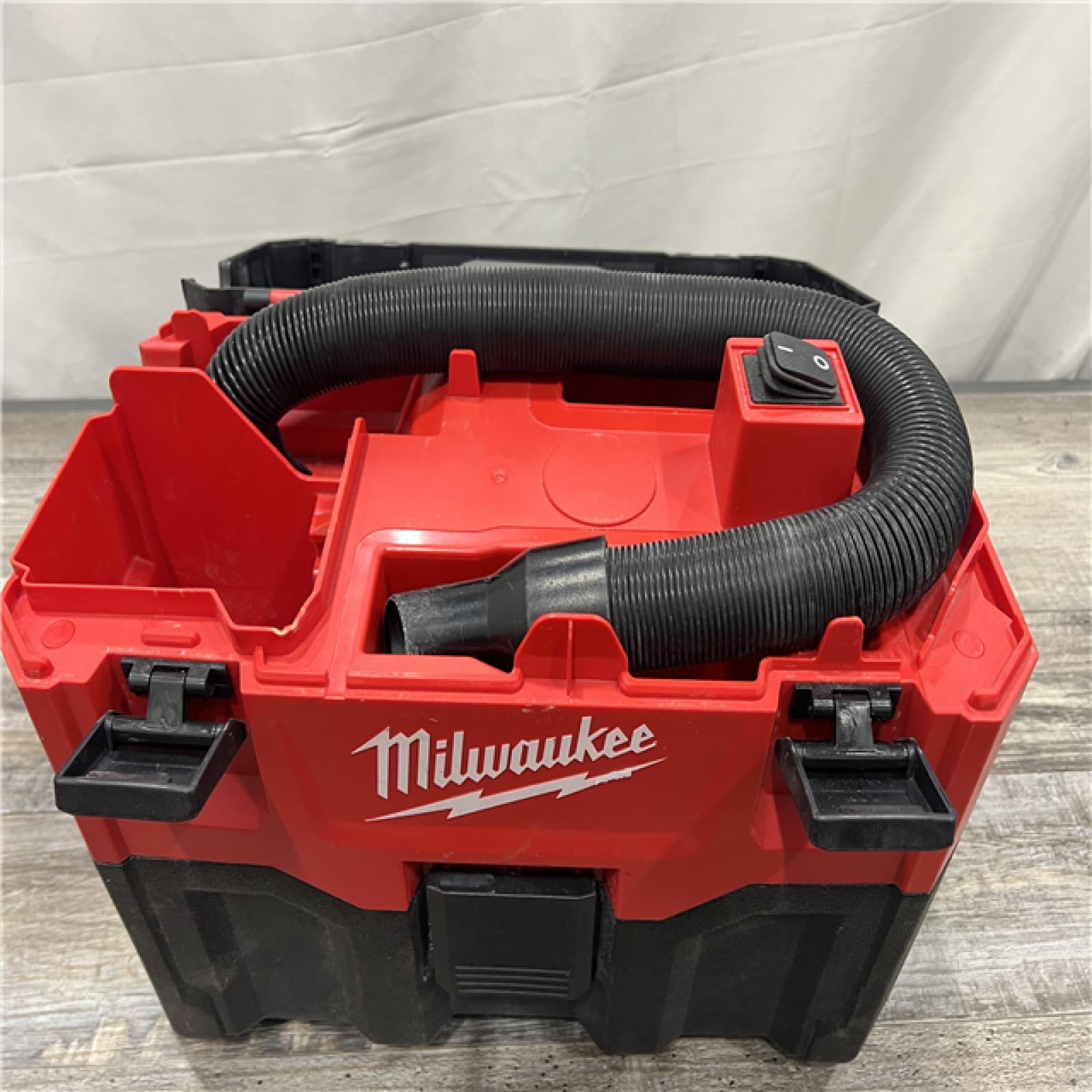 AS-IS Milwaukee M18 Vacuum 2Gal 6  Hose Access Bare Tool