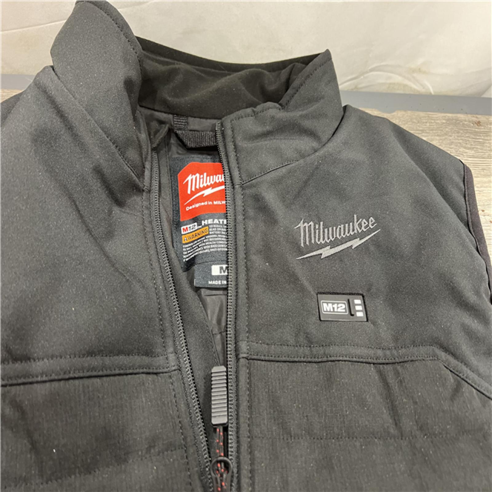 AS-IS MILWAUKEE Men's Medium M12 12V Lithium-Ion Cordless AXIS Black Heated Vest (Vest Only)