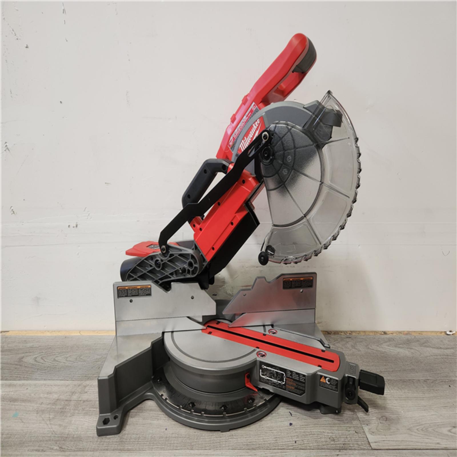 Phoenix Location Milwaukee M18 FUEL 18V 10 in. Lithium-Ion Brushless Cordless Dual Bevel Sliding Compound Miter Saw Kit with One 8.0 Ah Battery