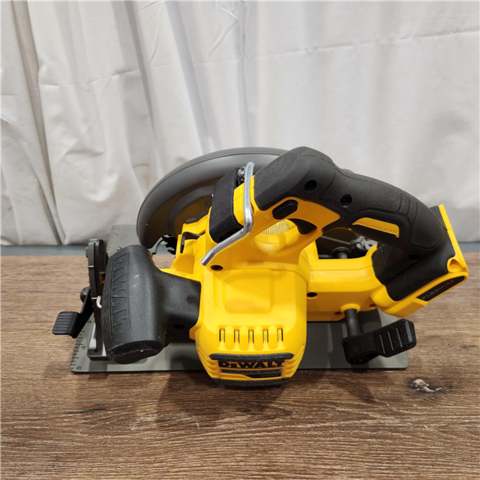 AS-IS DeWALT Flexvolt Max 7-1/4  60V Brushless Circular Saw DCS578B