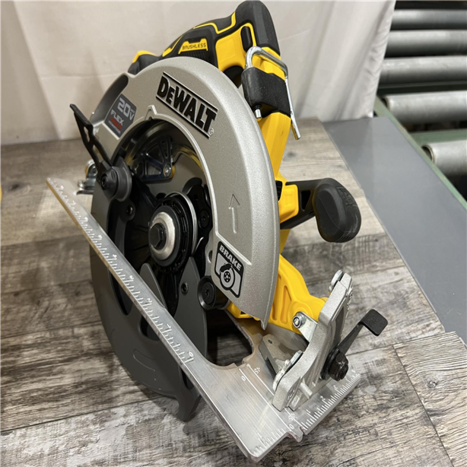 AS-IS DEWALT 20V MAX Cordless Brushless 7-1/4 in. Sidewinder Style Circular Saw with FLEXVOLT ADVANTAGE (Tool Only)