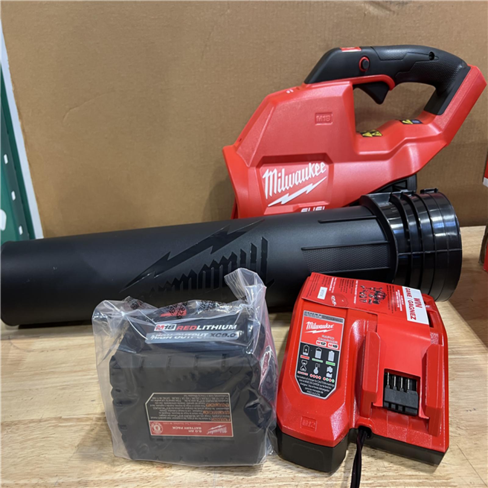 NEW! - Milwaukee M18 FUEL 120 MPH 450 CFM 18V Lithium-Ion Brushless Cordless Handheld Blower Kit with 8.0 Ah Battery, Rapid Charger