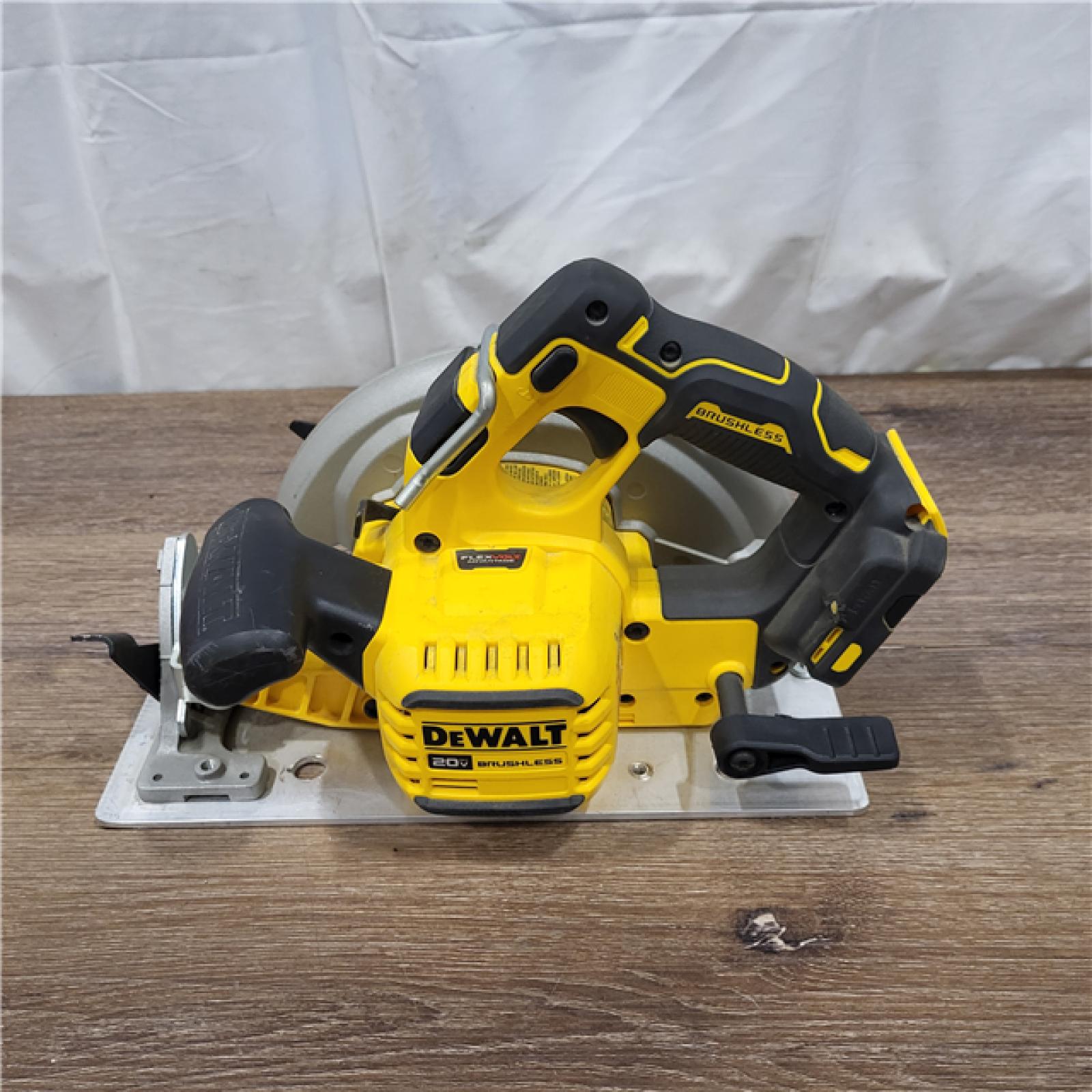 AS IS 20V MAX Cordless Brushless 7-1/4 in. Sidewinder Style Circular Saw with FLEXVOLT ADVANTAGE (Tool Only)