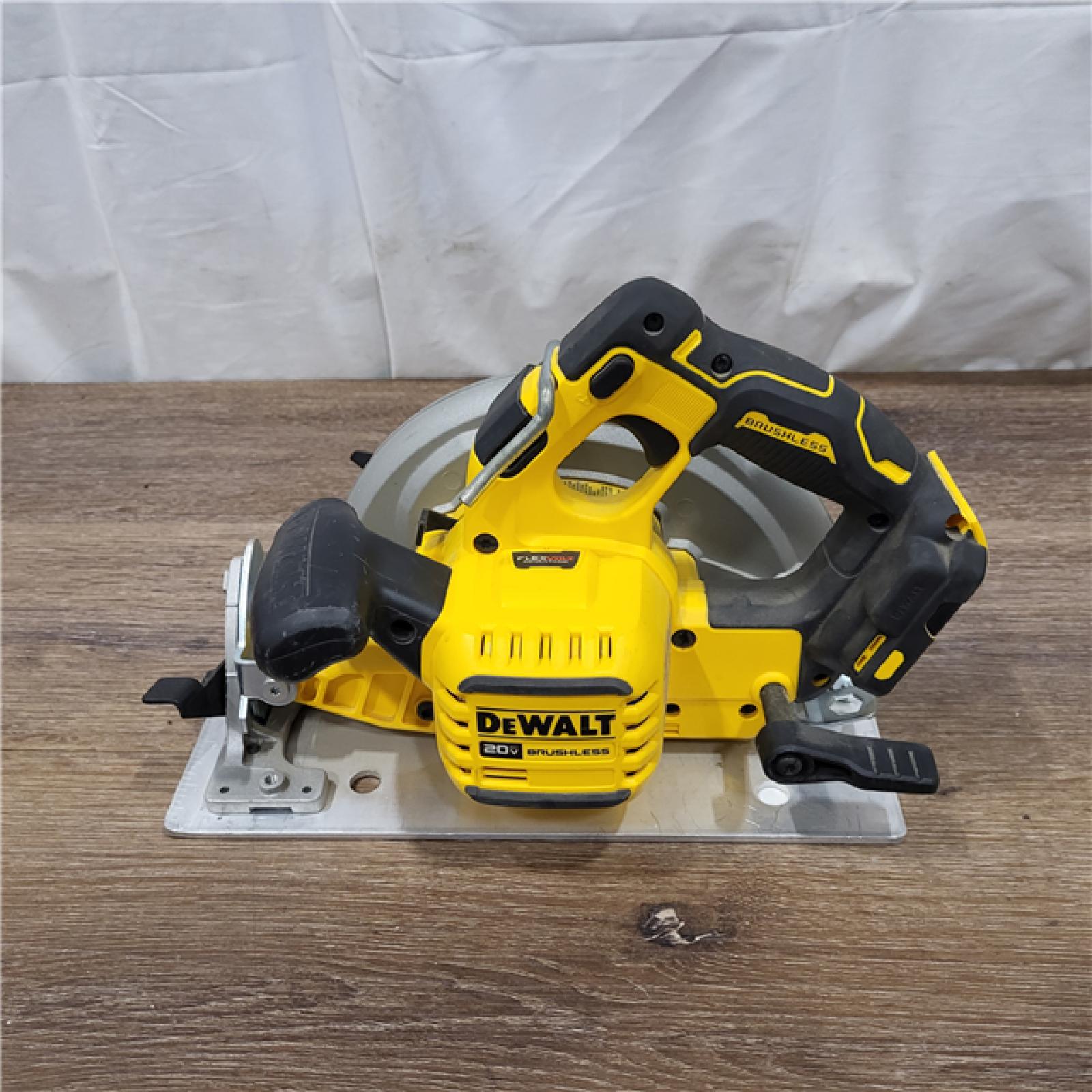 AS IS 20V MAX Cordless Brushless 7-1/4 in. Sidewinder Style Circular Saw with FLEXVOLT ADVANTAGE (Tool Only)