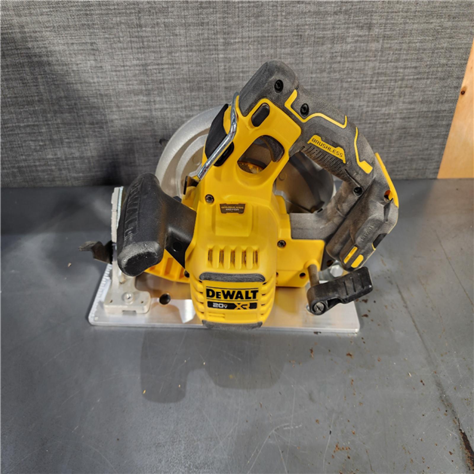 HOUSTON LOCATION - AS-IS DEWALT 20-Volt MAX 7-1/4 in. Cordless Circular Saw (Tool Only)