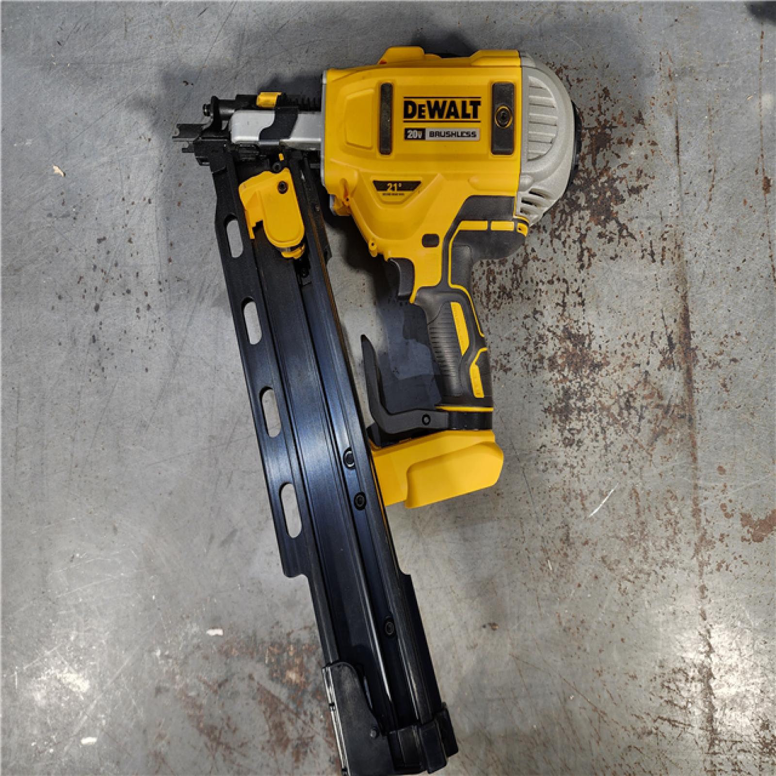 HOUSTON LOCATION - AS-IS DEWALT 3 NAILER KIT W/ (2) BATTERY & CHARGER