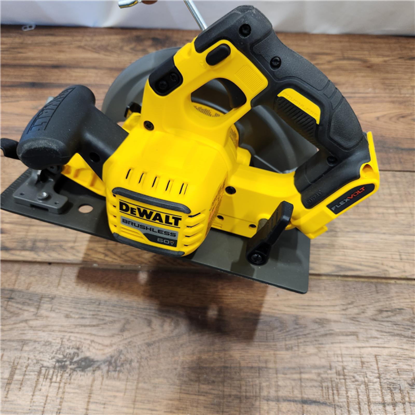 AS-IS DeWALT Flexvolt Max 7-1/4  60V Brushless Circular Saw DCS578B (Bare Tool)