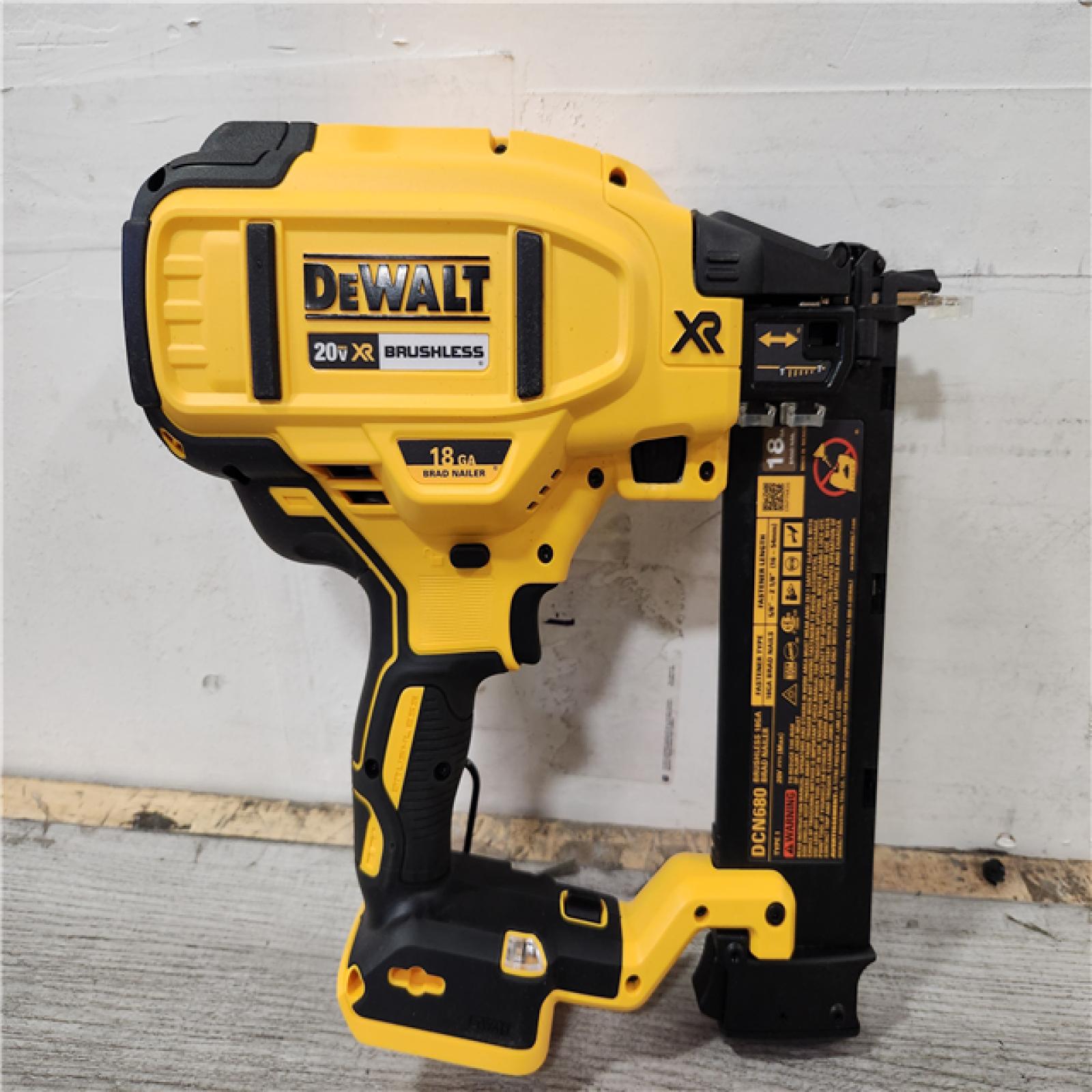 Phoenix Location DEWALT 20V MAX XR Lithium-Ion Electric Cordless 18-Gauge Brad Nailer (Tool Only)