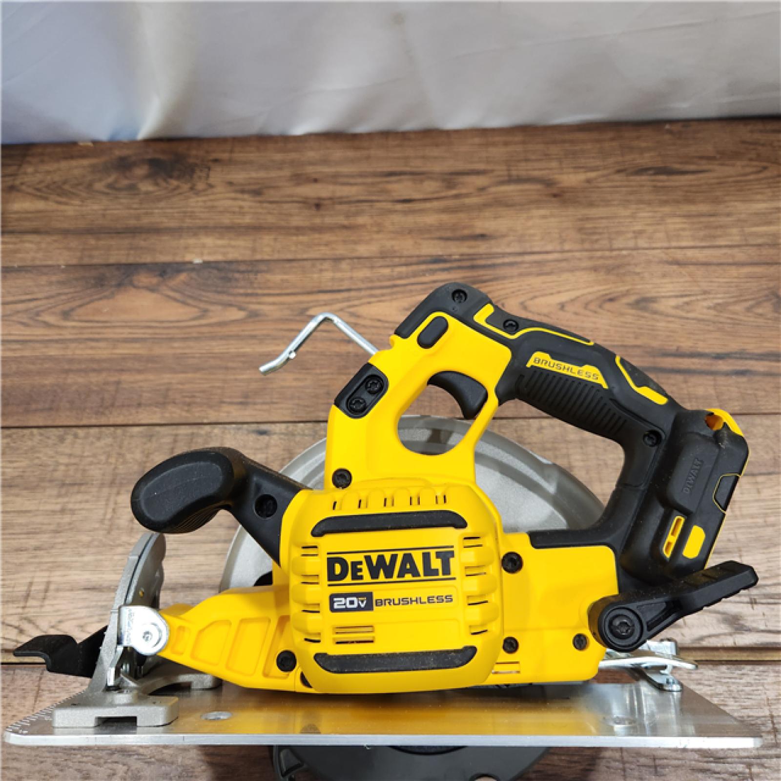 AS-IS DEWALT 20V MAX Cordless Brushless 7-1/4 in. Sidewinder Style Circular Saw w/ FLEXVOLT ADVANTAGE (Tool Only)