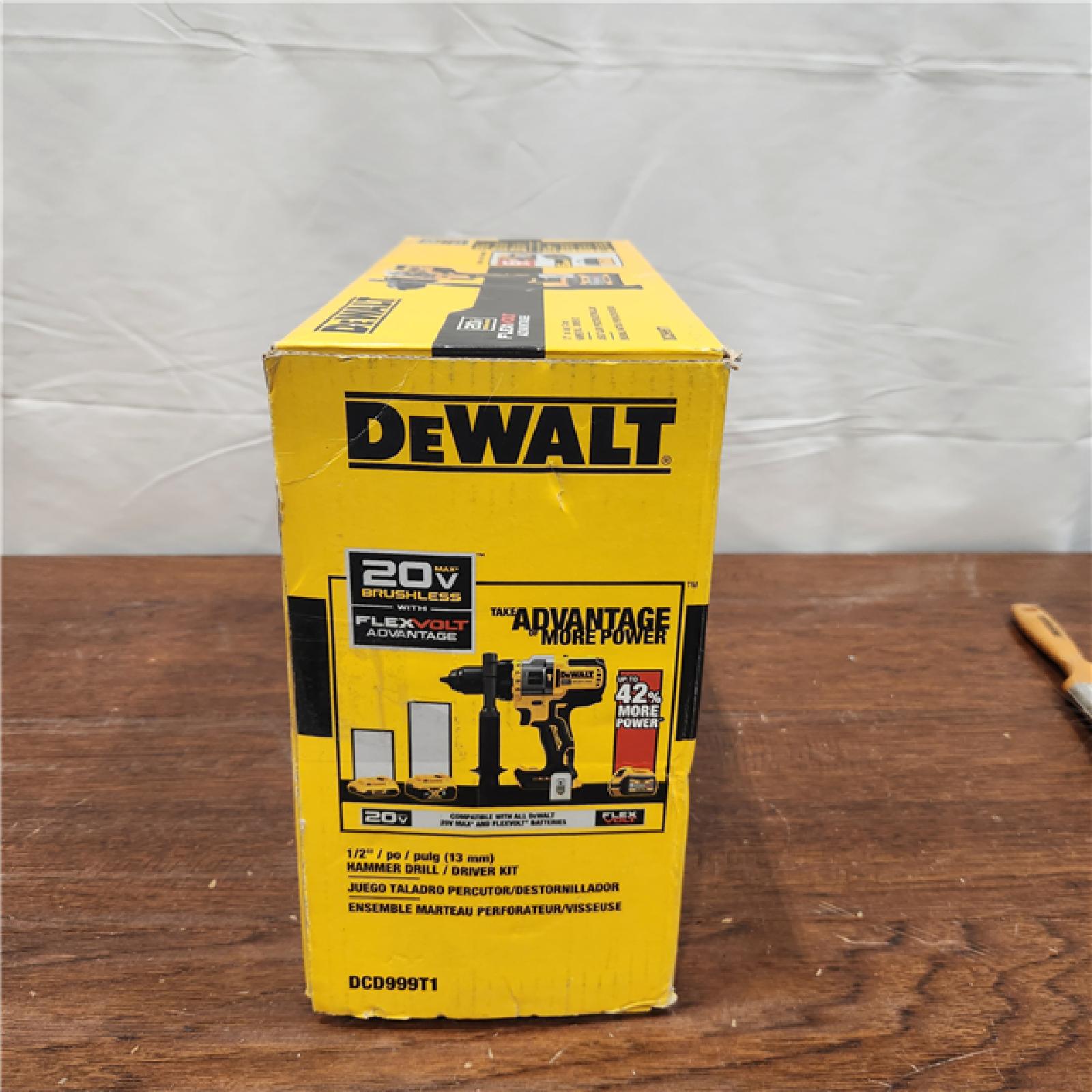 NEW Dewalt FLEXVOLT 20 Volt 1/2 in. Brushless Cordless Hammer Drill/Driver Kit (Battery & Charger)