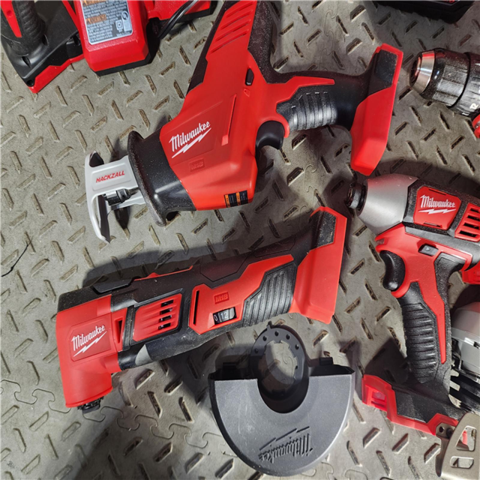 HOUSTON LOCATION - AS-IS Milwaukee 6 Tool Combo Kit W/ (2) Battery & Charger