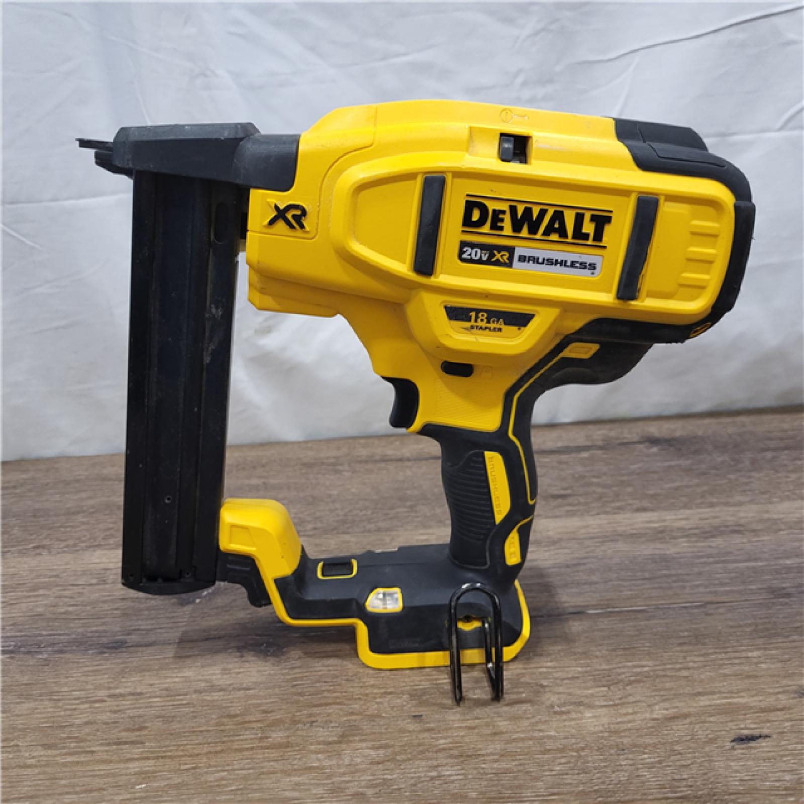 AS-IS  DEWALT DCN681D1 20V 18Ga Stapler Kit