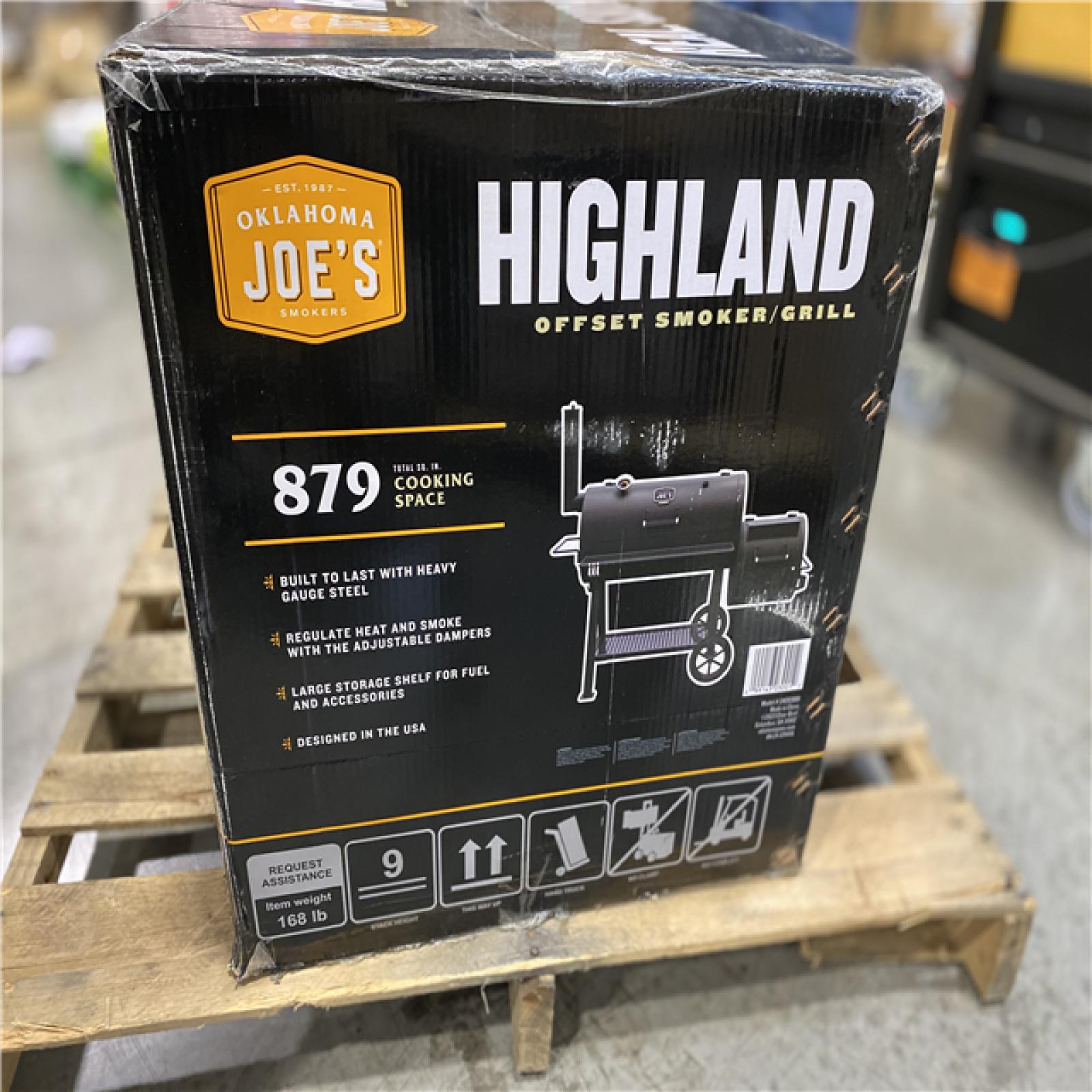 DALLAS LOCATION - OKLAHOMA JOE'S Highland Offset Charcoal Smoker and Grill in Black with 900 sq. in. Cooking Space