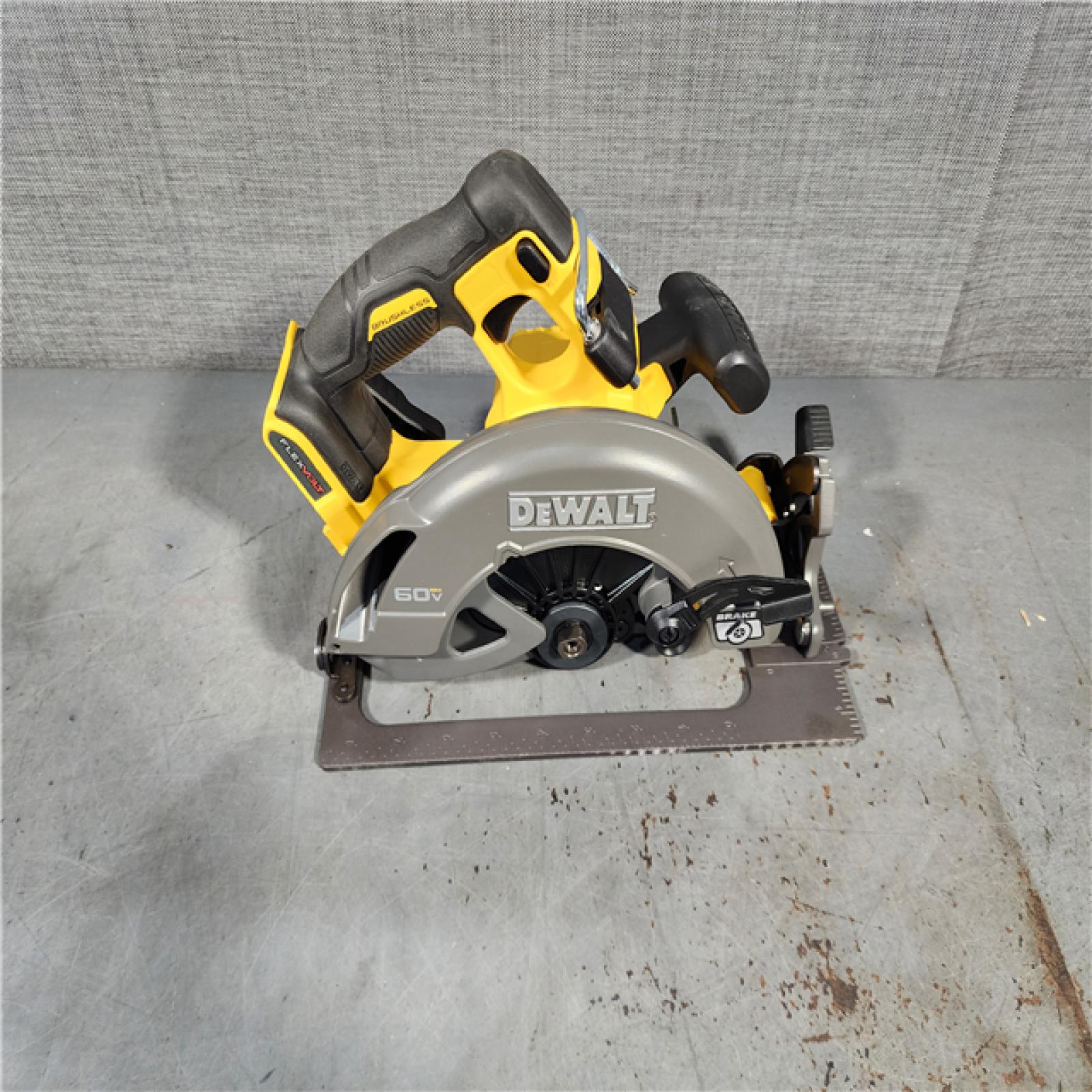 HOUSTON LOCATION - AS-IS (APPEARS LIKE NEW) DeWALT Flexvolt Max 7-1/4  60V Brushless Circular Saw DCS578B (Bare Tool)