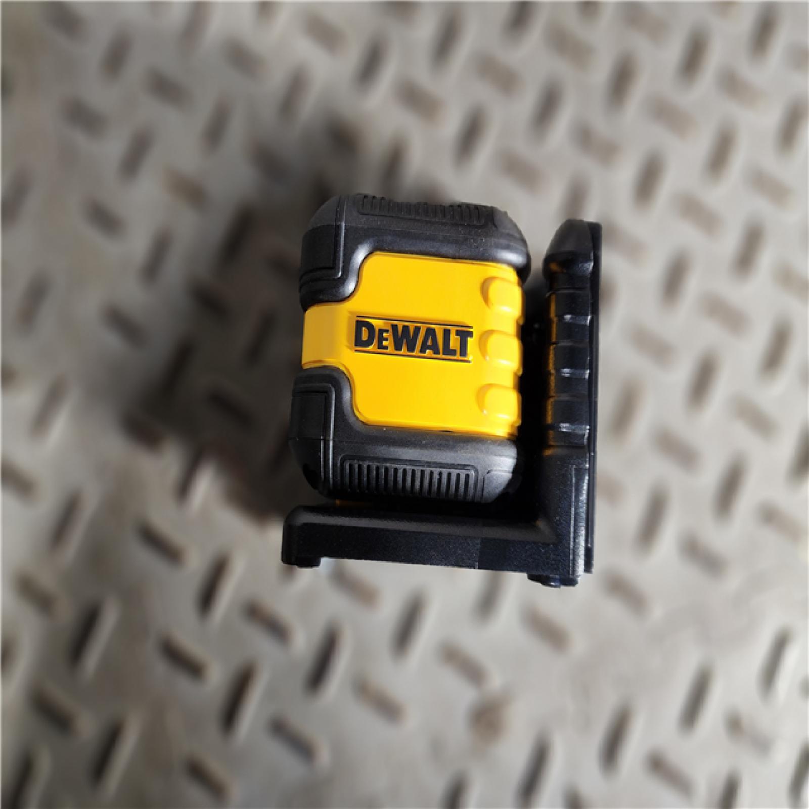 HOUSTON LOCATION - AS-IS (APPEARS LIKE NEW) DEWALT 55 ft. Green Self-Leveling Cross Line Laser Level with (2) AA Batteries & Case