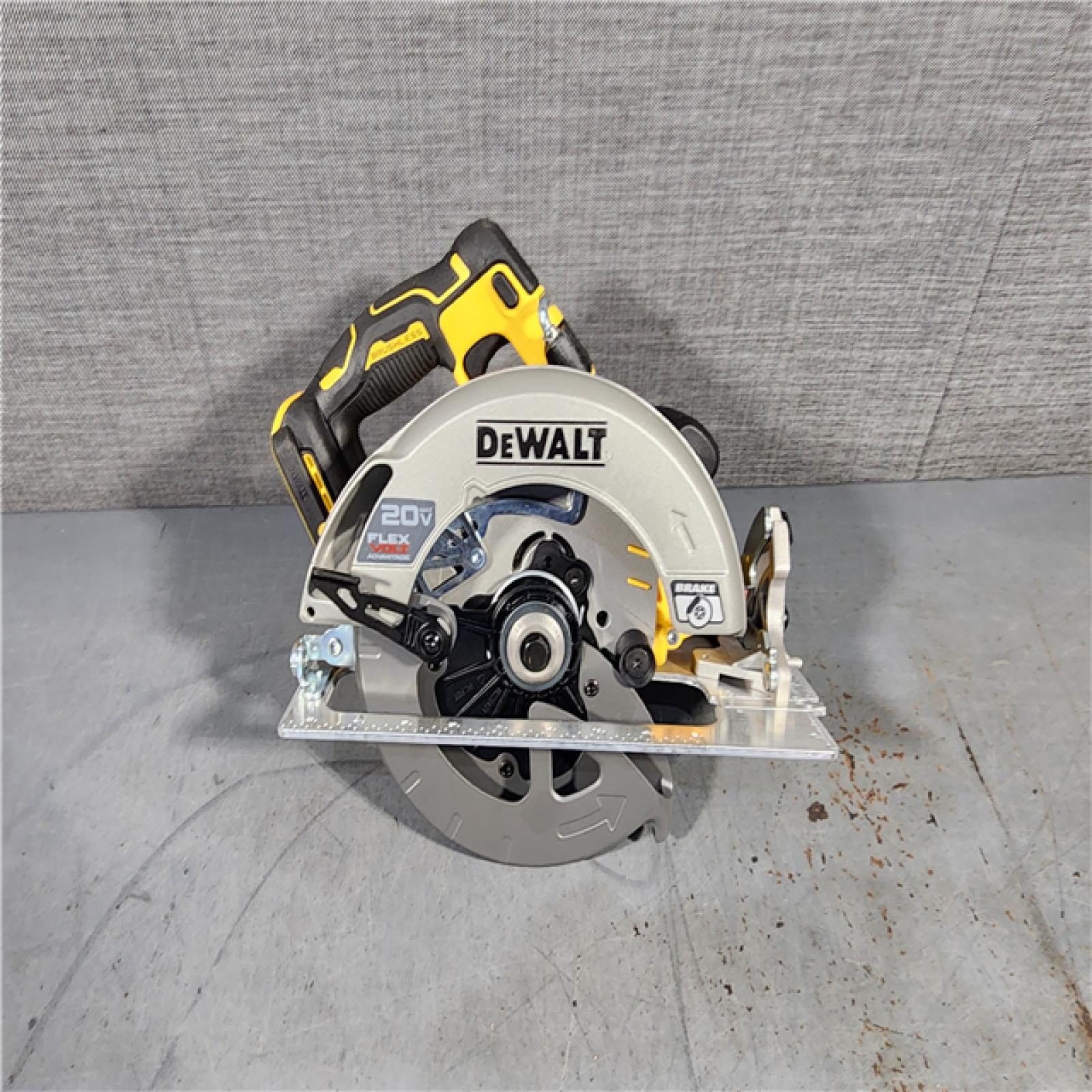 HOUSTON LOCATION - AS-IS DEWALT 20V MAX Cordless Brushless 7-1/4 in. Sidewinder Style Circular Saw with FLEXVOLT ADVANTAGE (Tool Only)