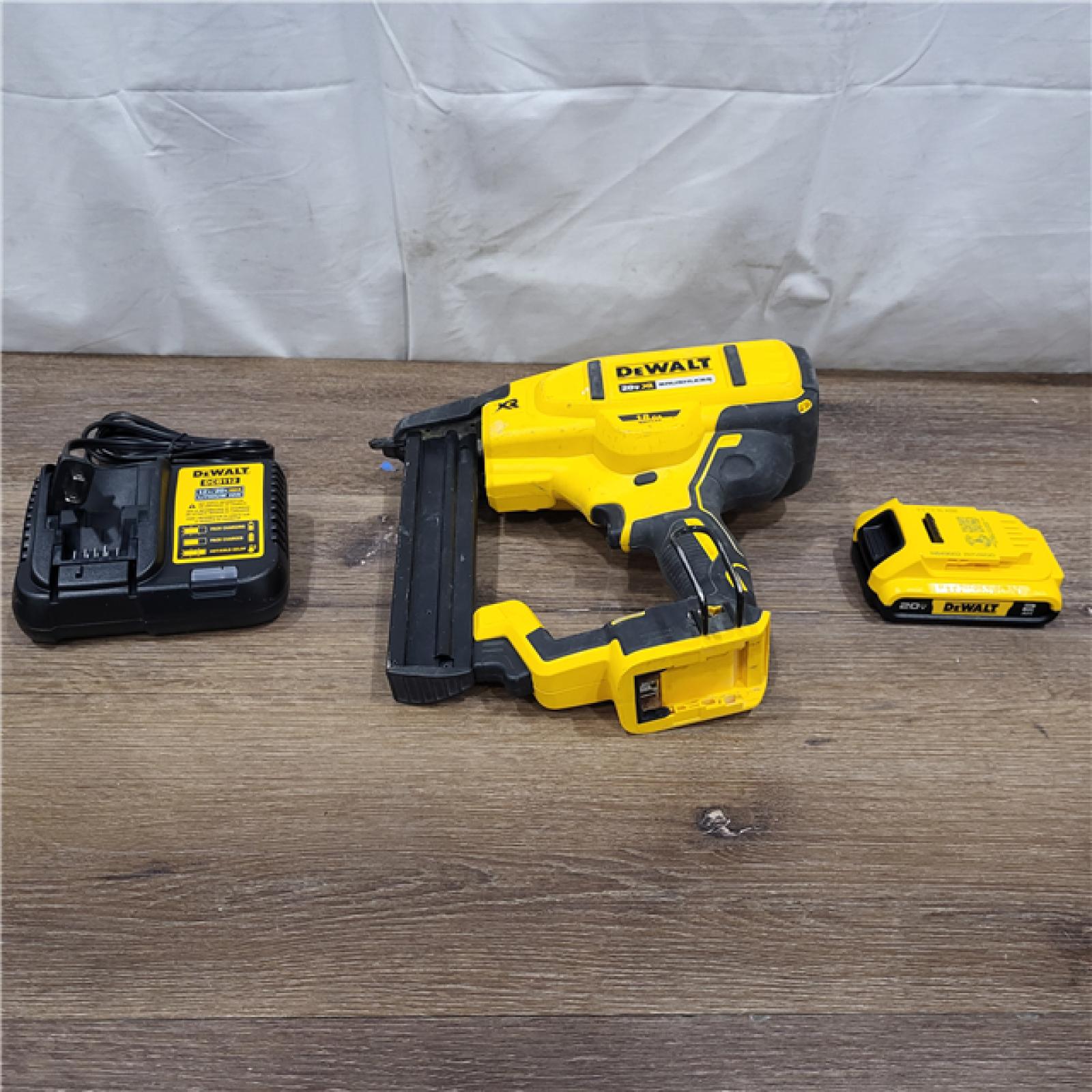 AS-IS  in Box DEWALT DCN681D1 20V 18Ga Stapler Kit