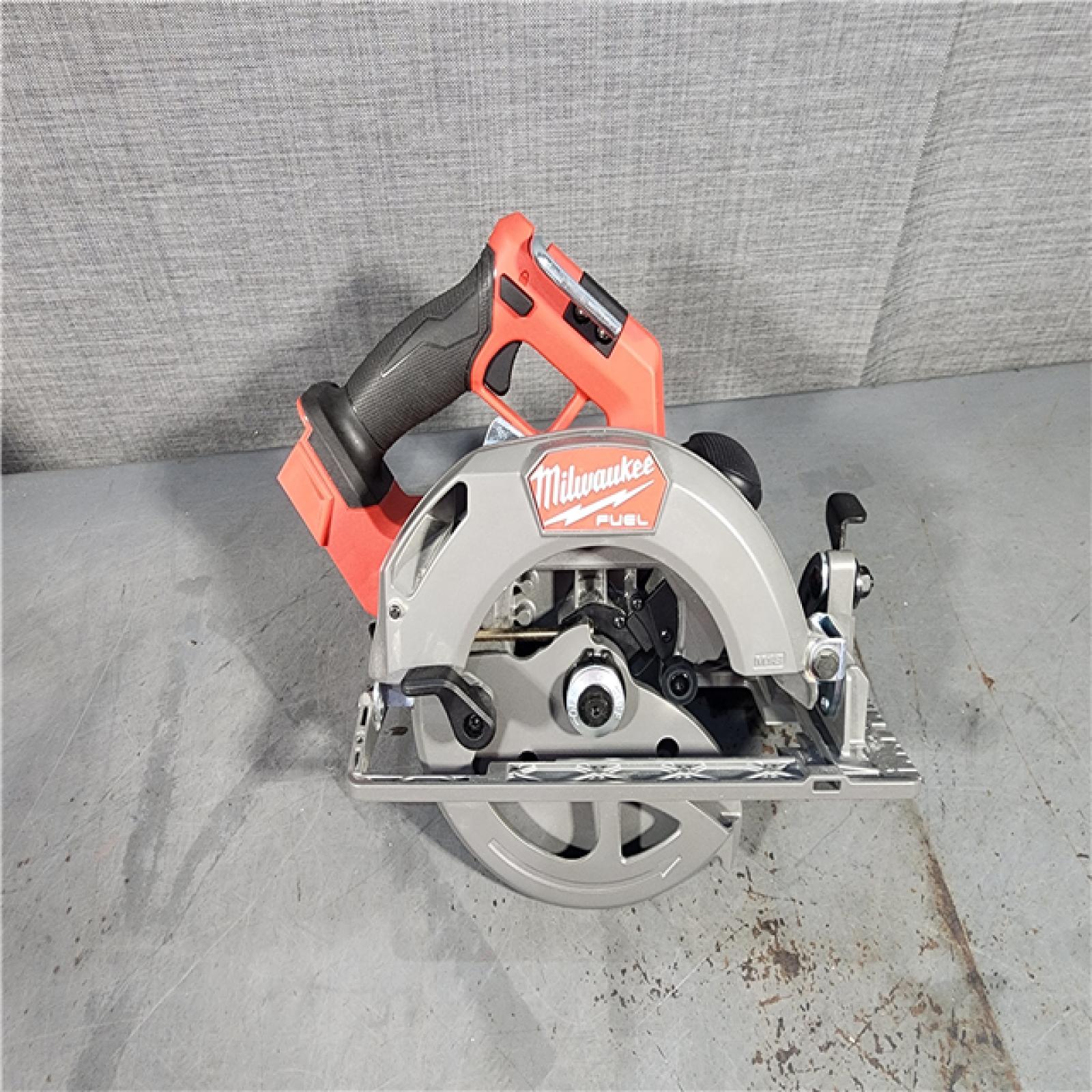 HOUSTON LOCATION - AS-IS Milwaukee M18 FUEL 18V Lithium-Ion Brushless Cordless 7-1/4 in. Circular Saw (Tool-Only)