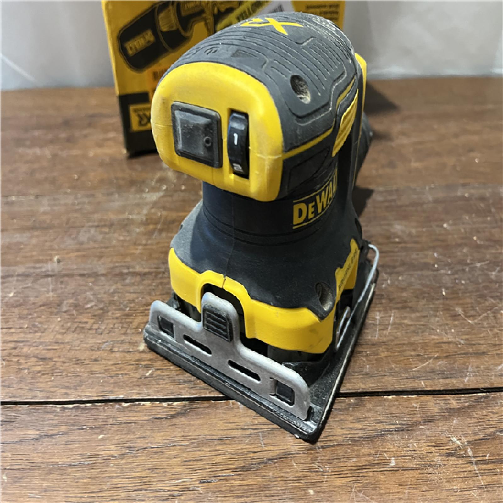 AS-ISDEWALT 20V MAX XR Brushless Cordless 1/4 Sheet Variable Speed Sander (Tool Only)