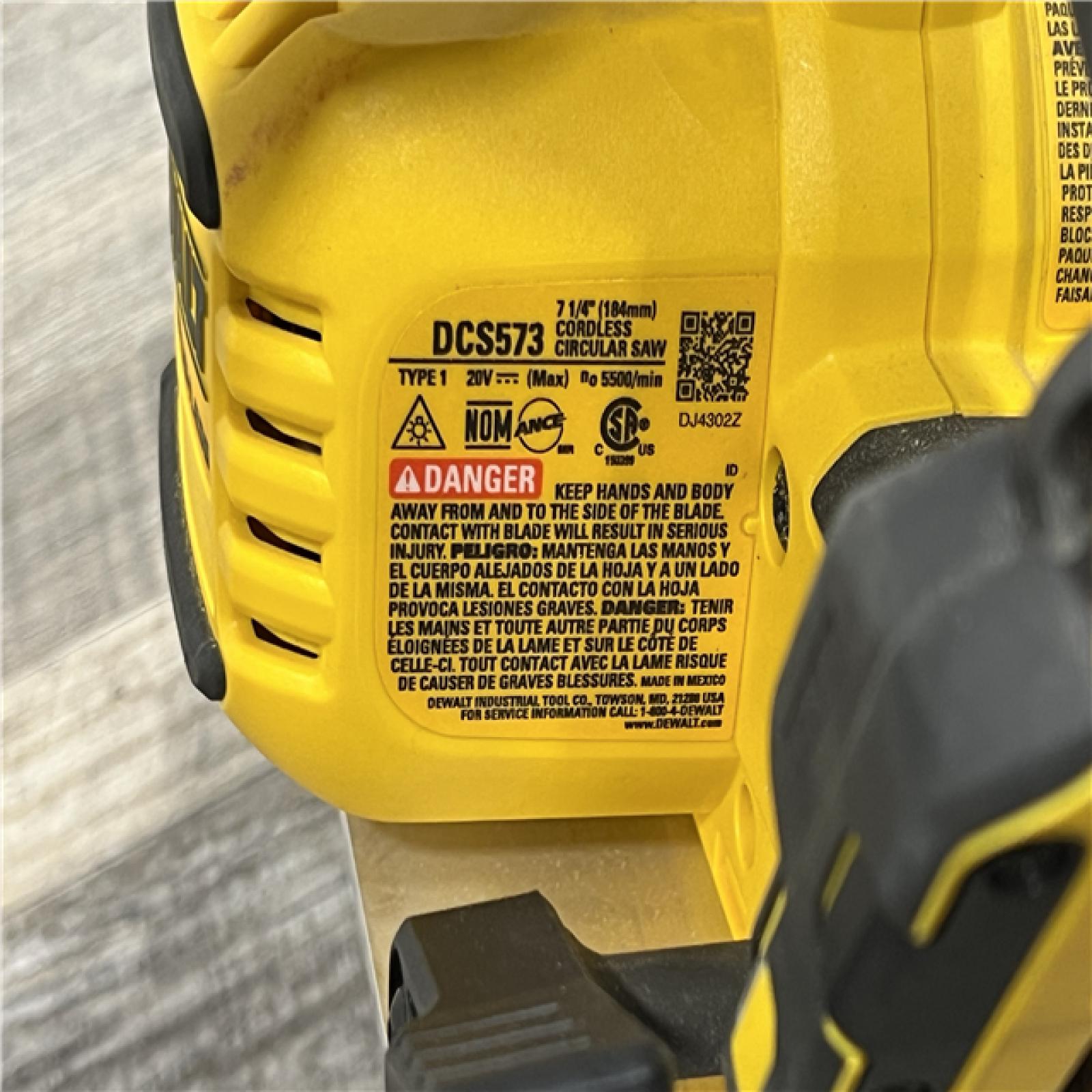 AS-IS DEWALT 20V MAX Cordless Brushless 7-1/4 in. Sidewinder Style Circular Saw with FLEXVOLT ADVANTAGE (Tool Only)