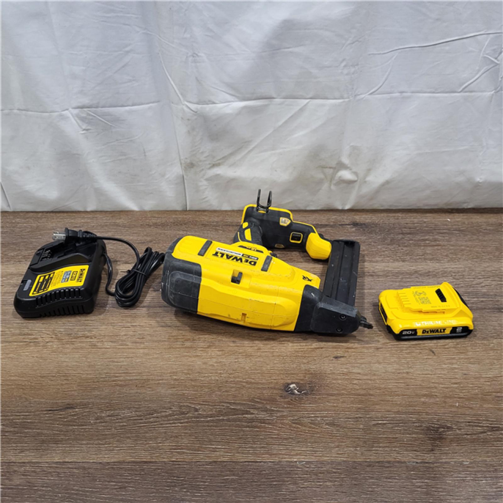 AS-IS  in Box DEWALT DCN681D1 20V 18Ga Stapler Kit