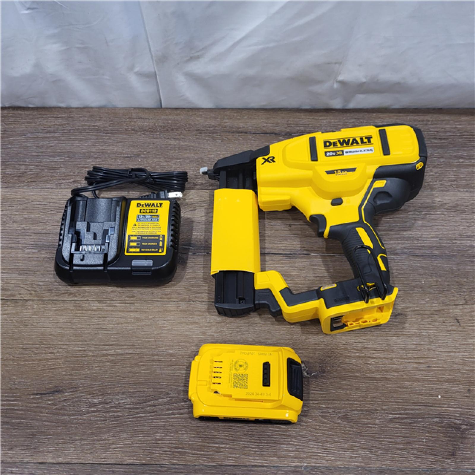 AS-IS DEWALT DCN681D1 20V 18Ga Stapler Kit