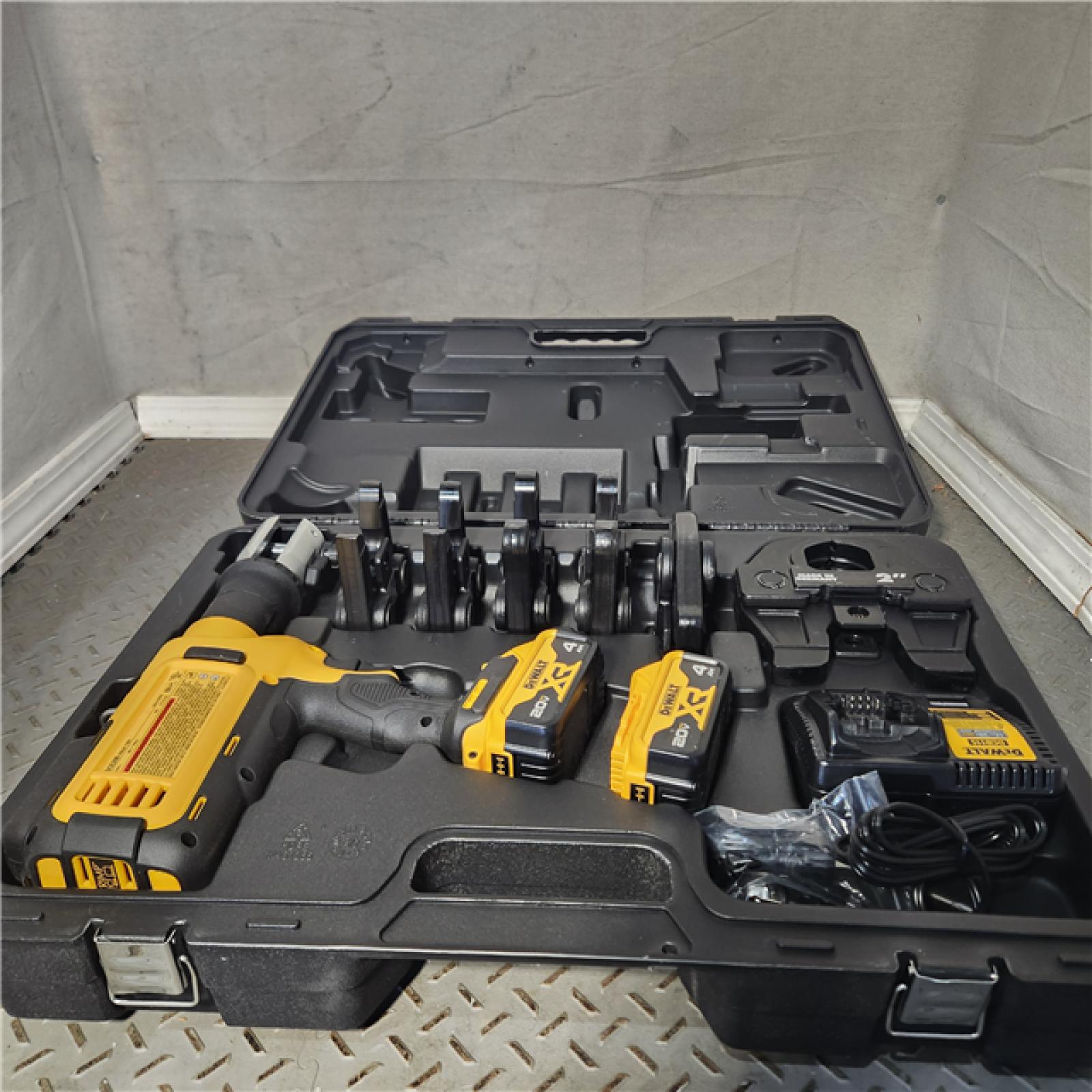 HOUSTON Location-AS-IS-DEWALT DCE200M2K 20V MAX* 1/2 - 4 Plumbing Press Tool Kit NEW!