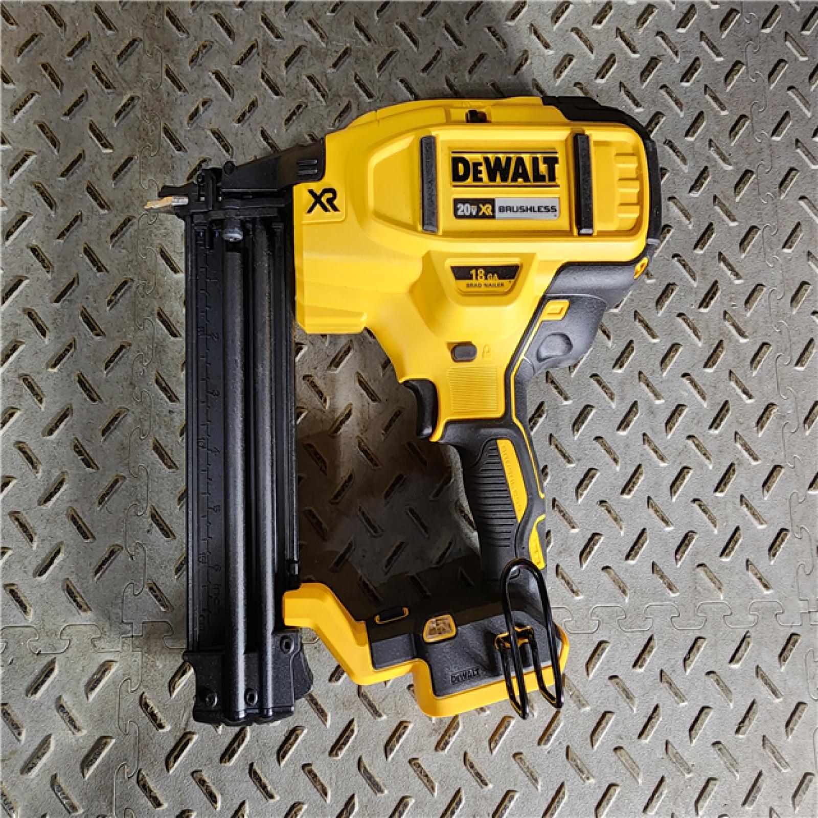 HOUSTON LOCATION - AS-IS DEWALT 20V MAX XR 18 Gauge Brad Nailer Kit