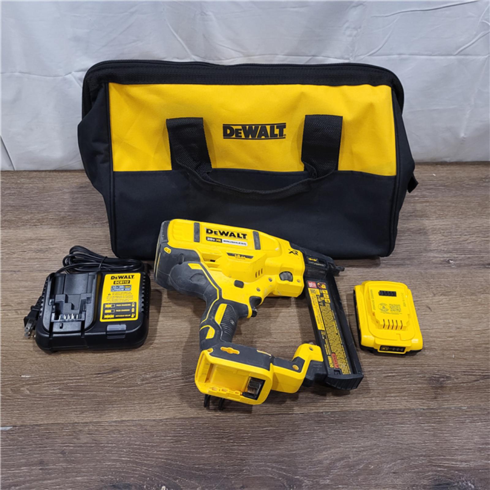 AS-IS  in Box DEWALT DCN681D1 20V 18Ga Stapler Kit