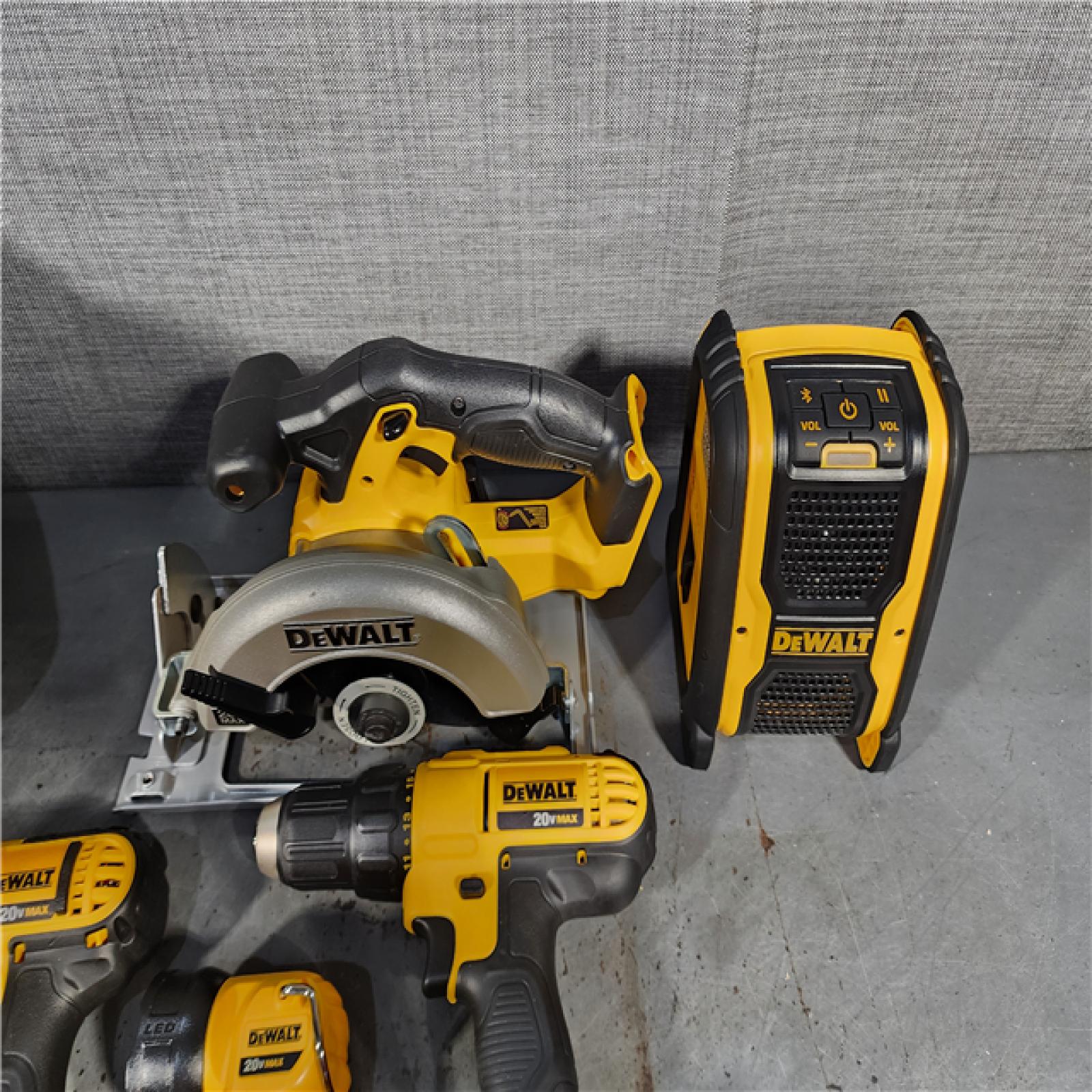 HOUSTON LOCATION - AS-IS DEWALT 6 TOOL COMBO KIT W/ (2) BATTERY & CHARGER