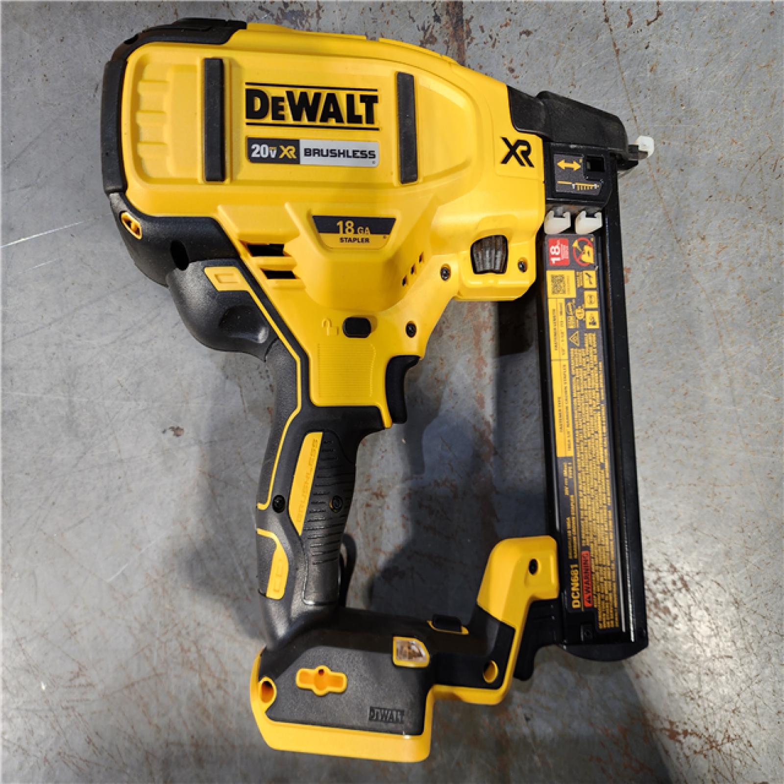 HOUSTON LOCATION - AS-IS DEWALT DCN681D1 20V 18Ga Stapler Kit