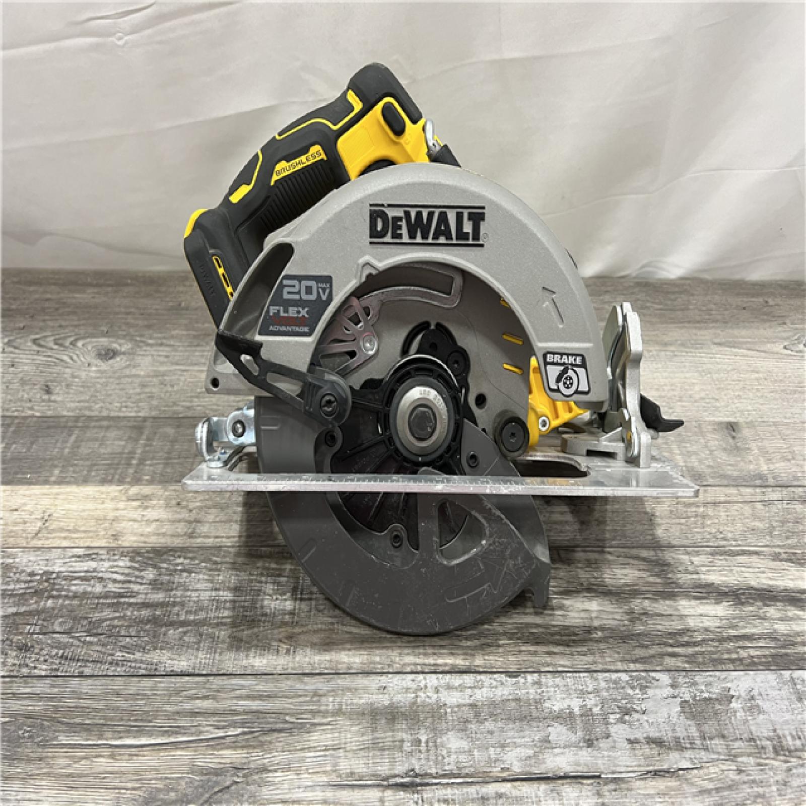 AS-IS DEWALT 20V MAX Cordless Brushless 7-1/4 in. Sidewinder Style Circular Saw with FLEXVOLT ADVANTAGE (Tool Only)