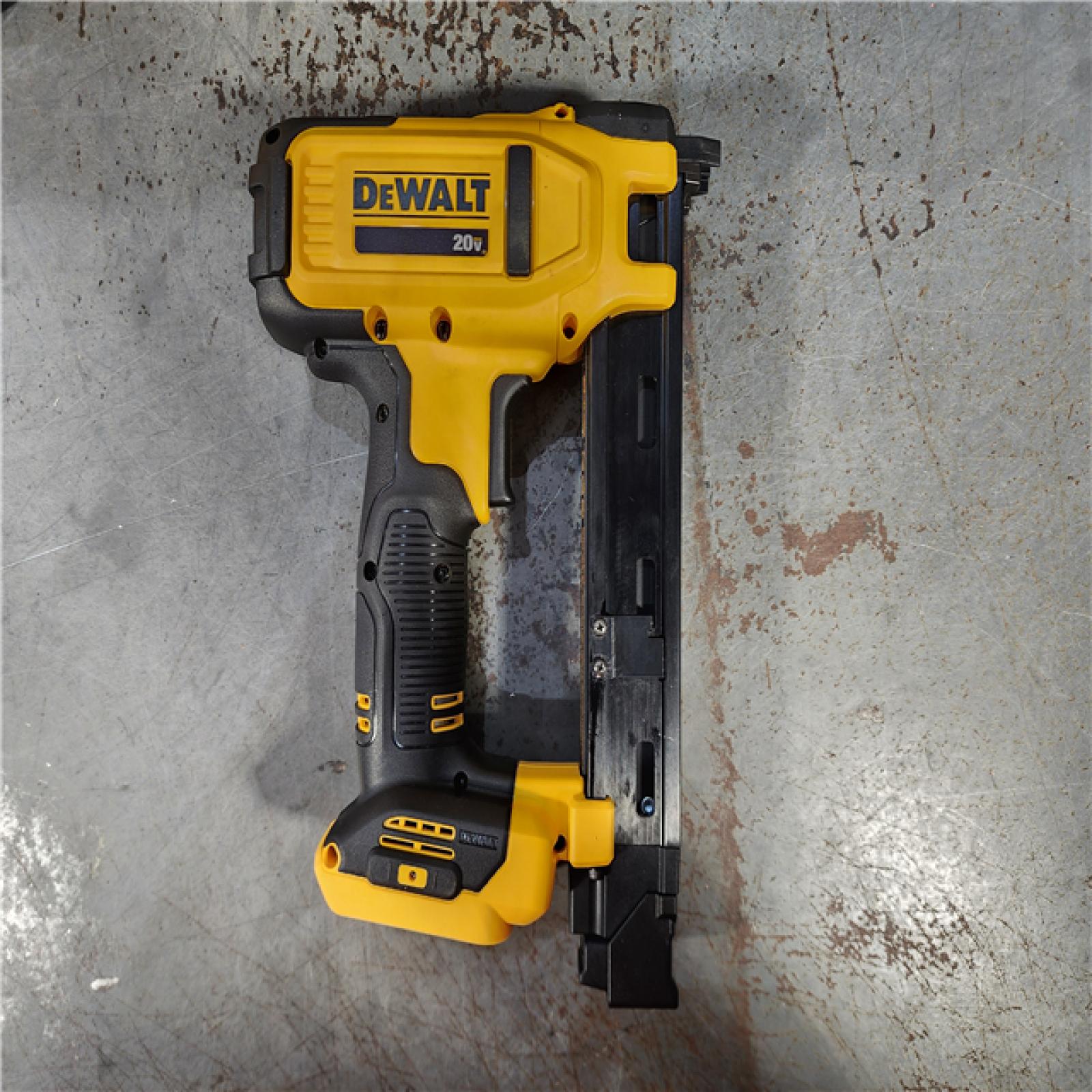 HOUSTON LOCATION - AS-IS (APPEARS LIKE NEW) Dewalt 20-Volt MAX Cordless Cable Stapler Kit