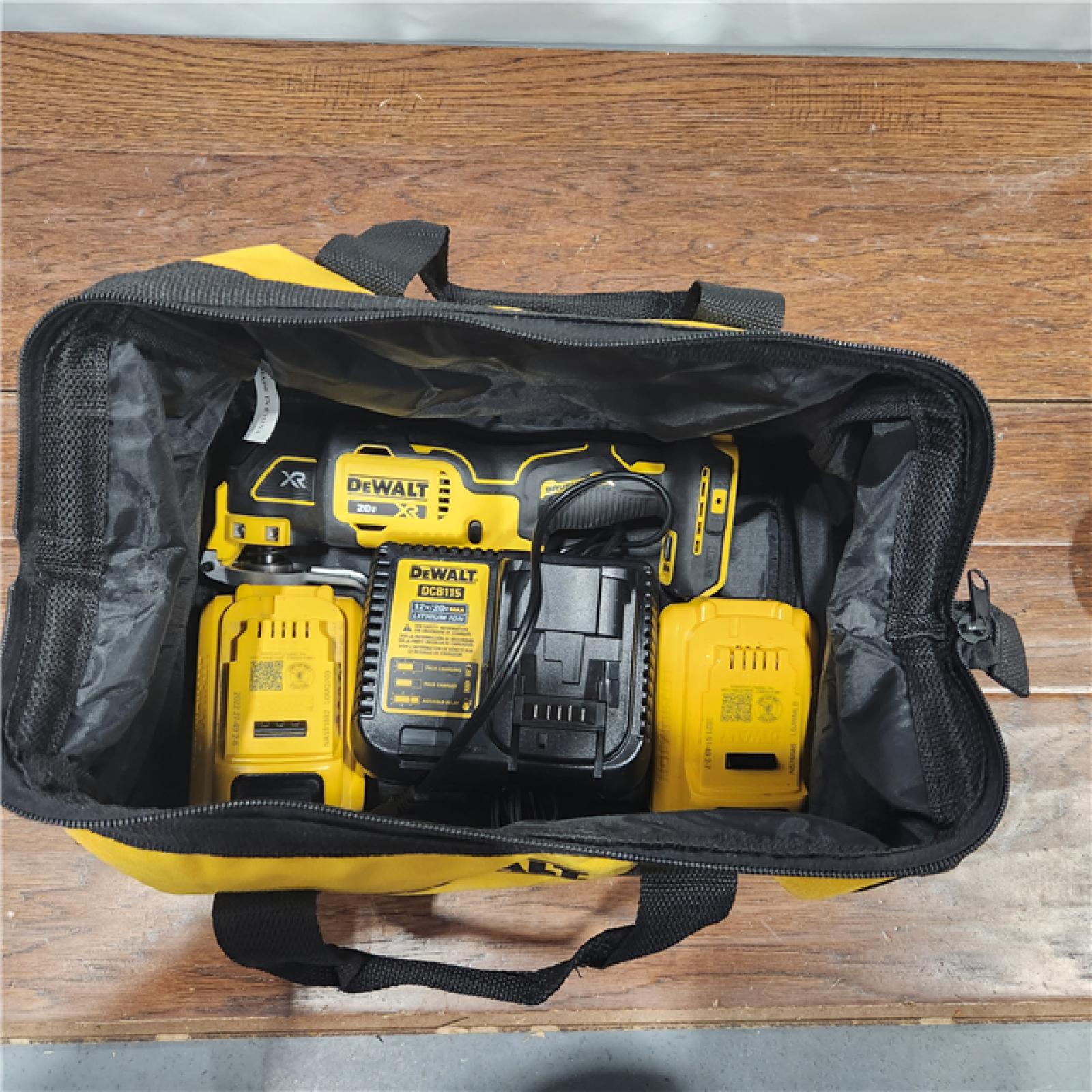 NEW DEWALT ATOMIC 20V MAX* Oscillating Tool, Brushless Cordless, Oscillating, 4ah Battery, Charger and Kit Bag (DCS354Q1)