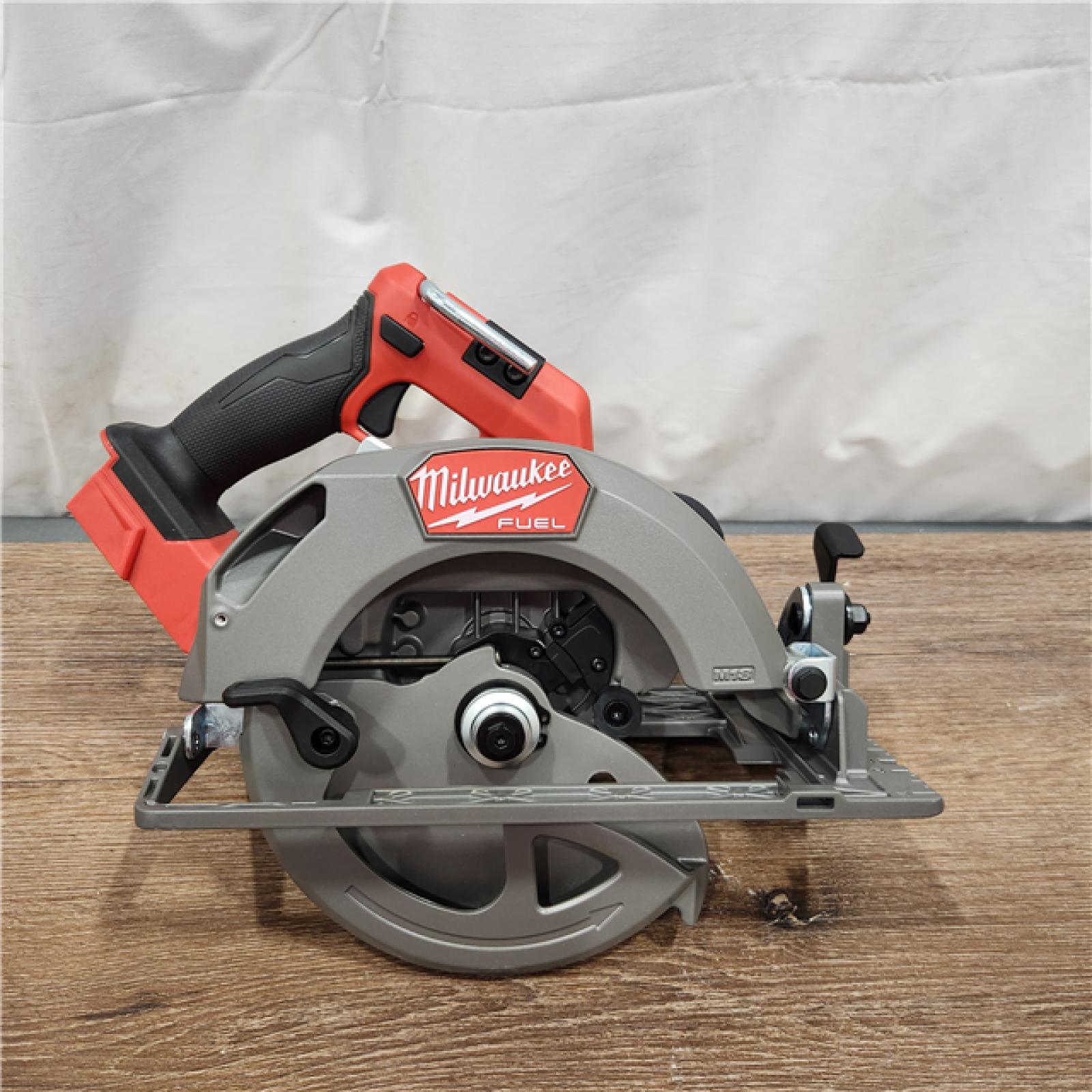 AS-IS Milwaukee M18 FUEL 18V Lithium-Ion Brushless Cordless 7-1/4 in. Circular Saw (Tool-Only)