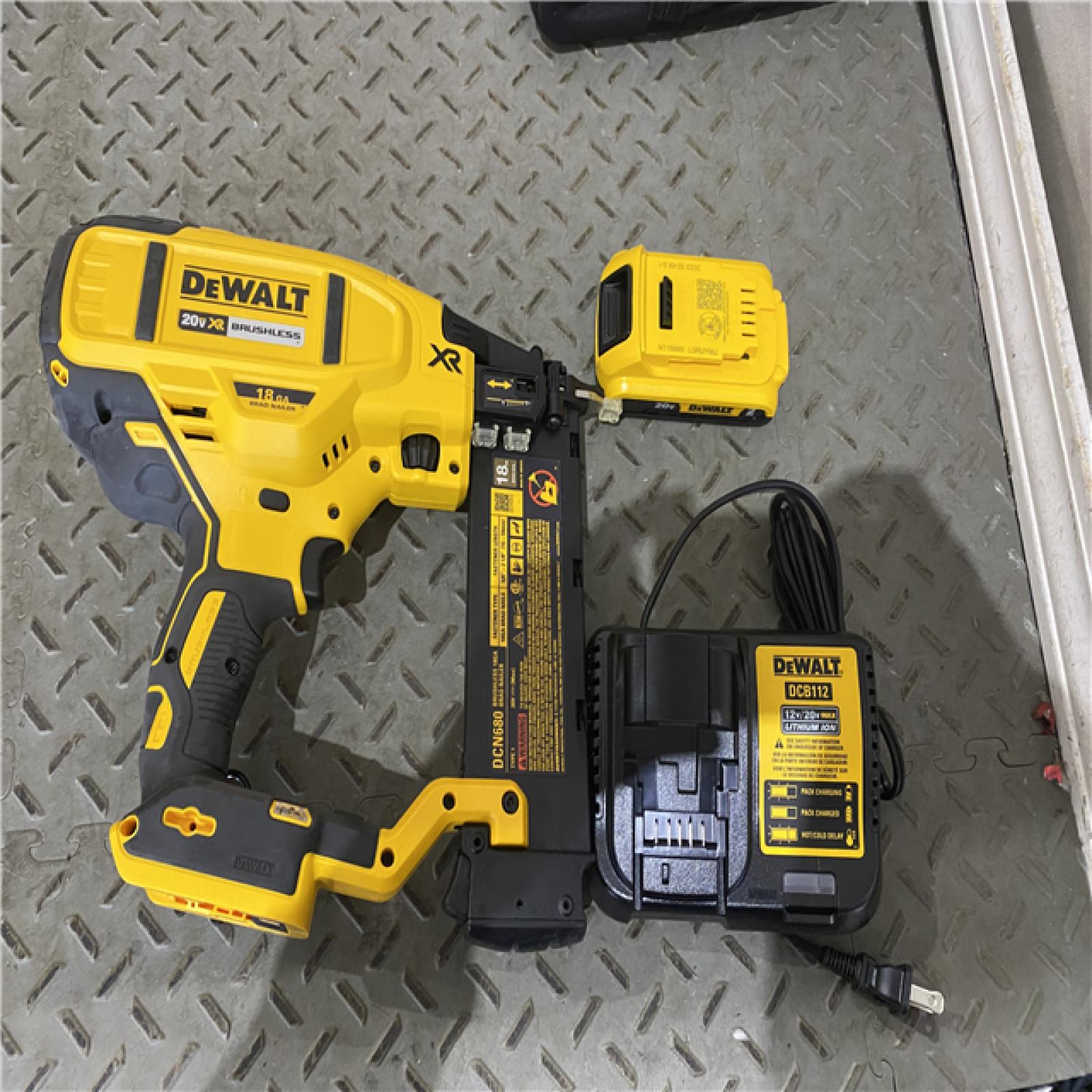 Houston location AS-IS DEWALT 20V MAX XR 18 Gauge Brad Nailer Kit